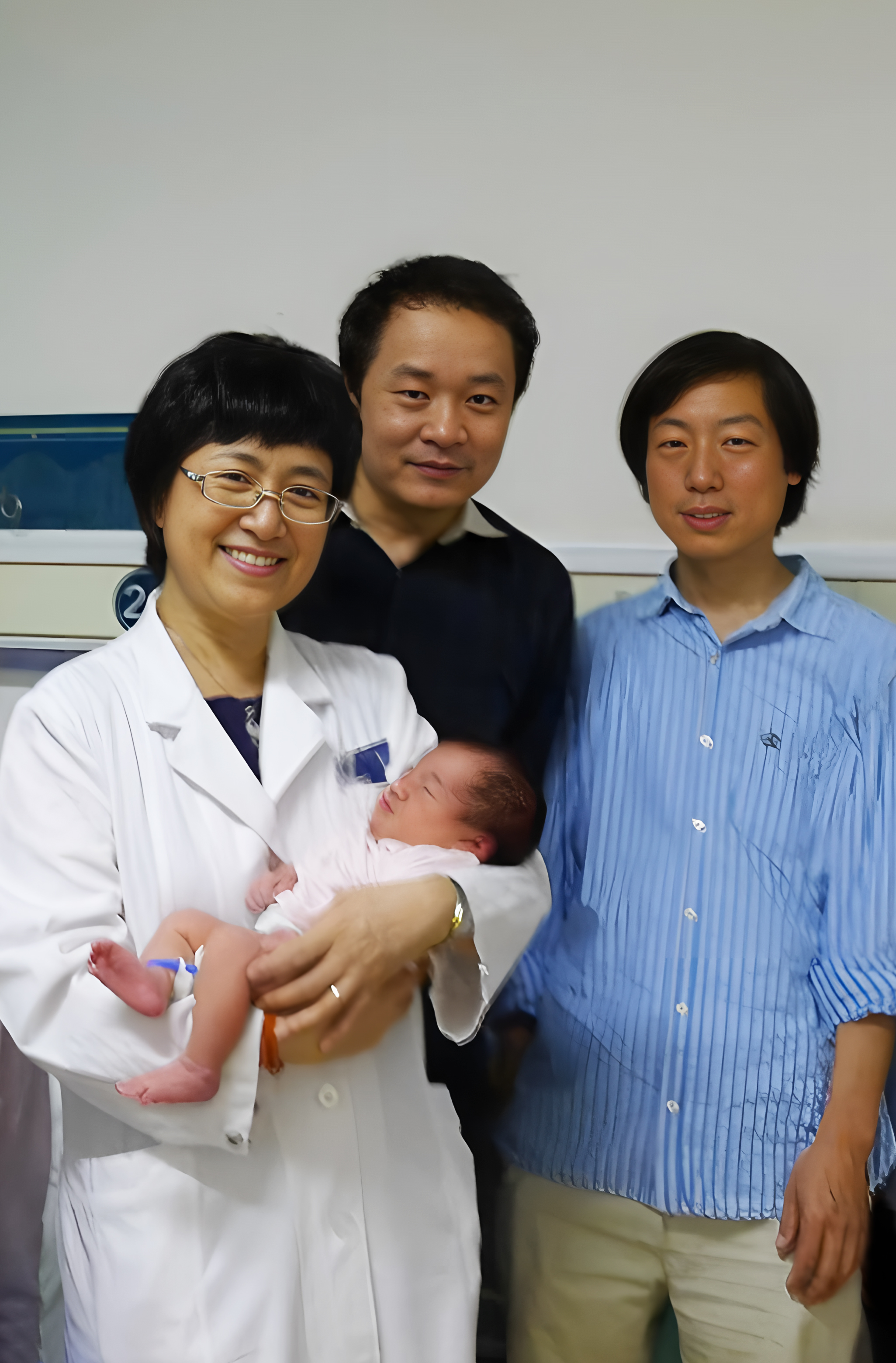 图9 2014世界上第一例“MALBAC婴儿”诞生(左起分别是乔杰、谢晓亮、汤富酬).jpg 图9 2014世界上第一例“MALBAC婴儿”诞生(左起分别是乔杰、谢晓亮、汤富酬).jpg
