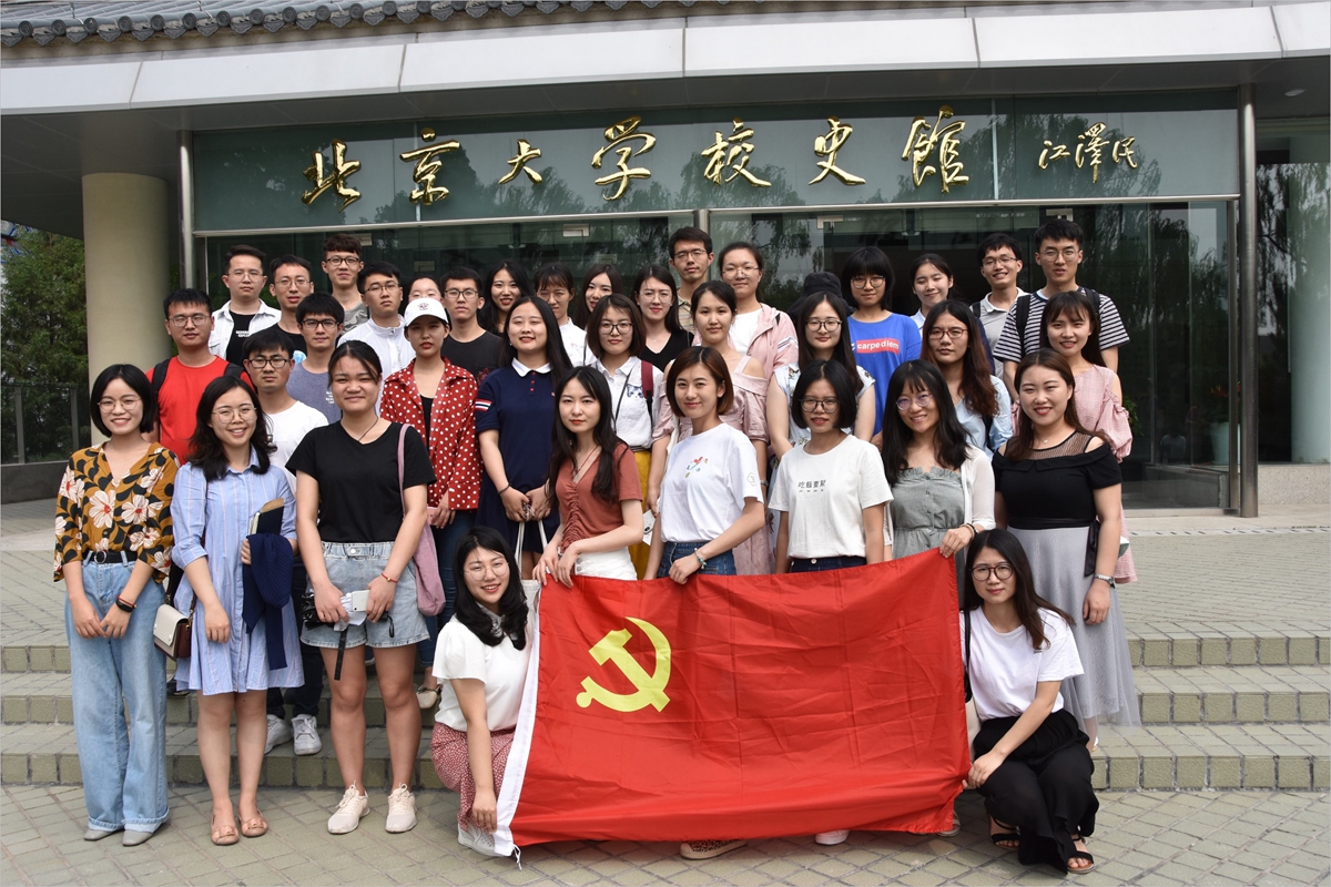 1e340f5a7fbc47a194b37e2e7d0391e0.jpg 图2:参加主题党日活动的同学在校史馆门口合影.jpg