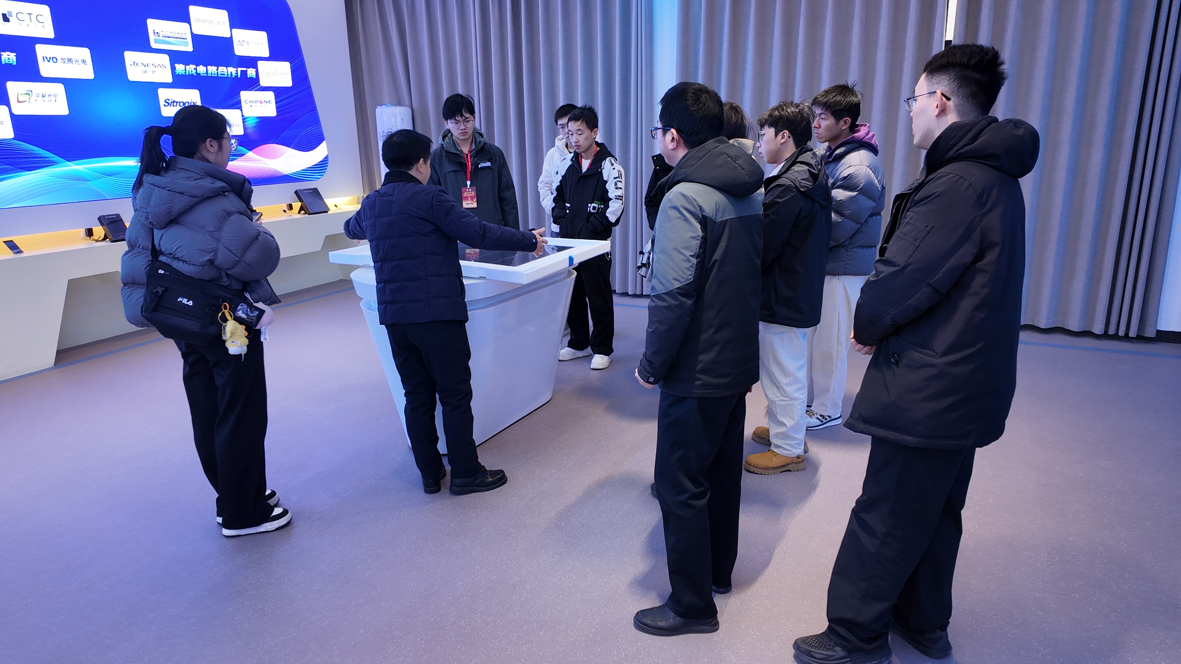 4+实践团在东巨康光电科技公司调研.JPG