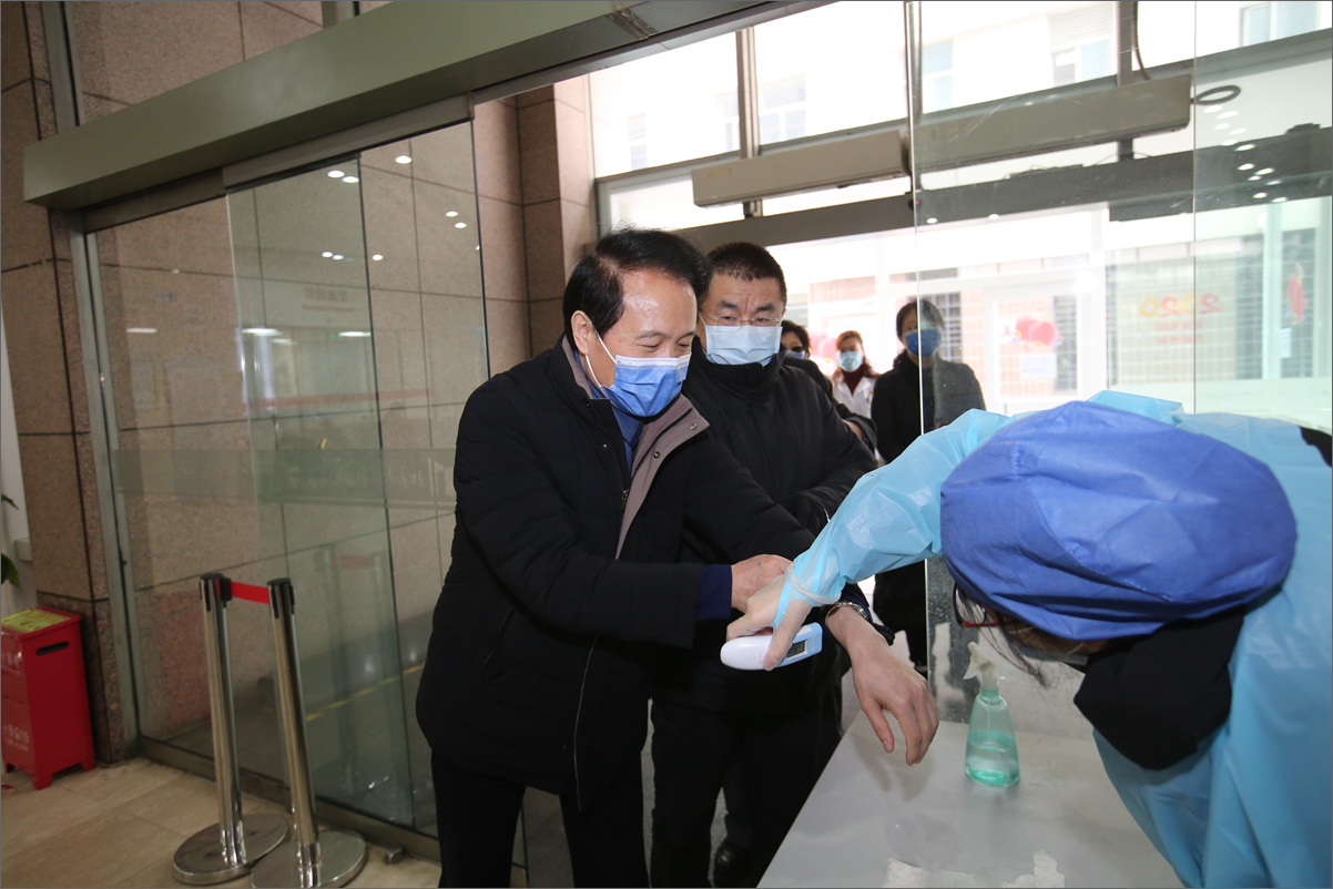 f3d8cb8c484d4190be7ba5004d60b35e.jpg 测体温_副本.jpg