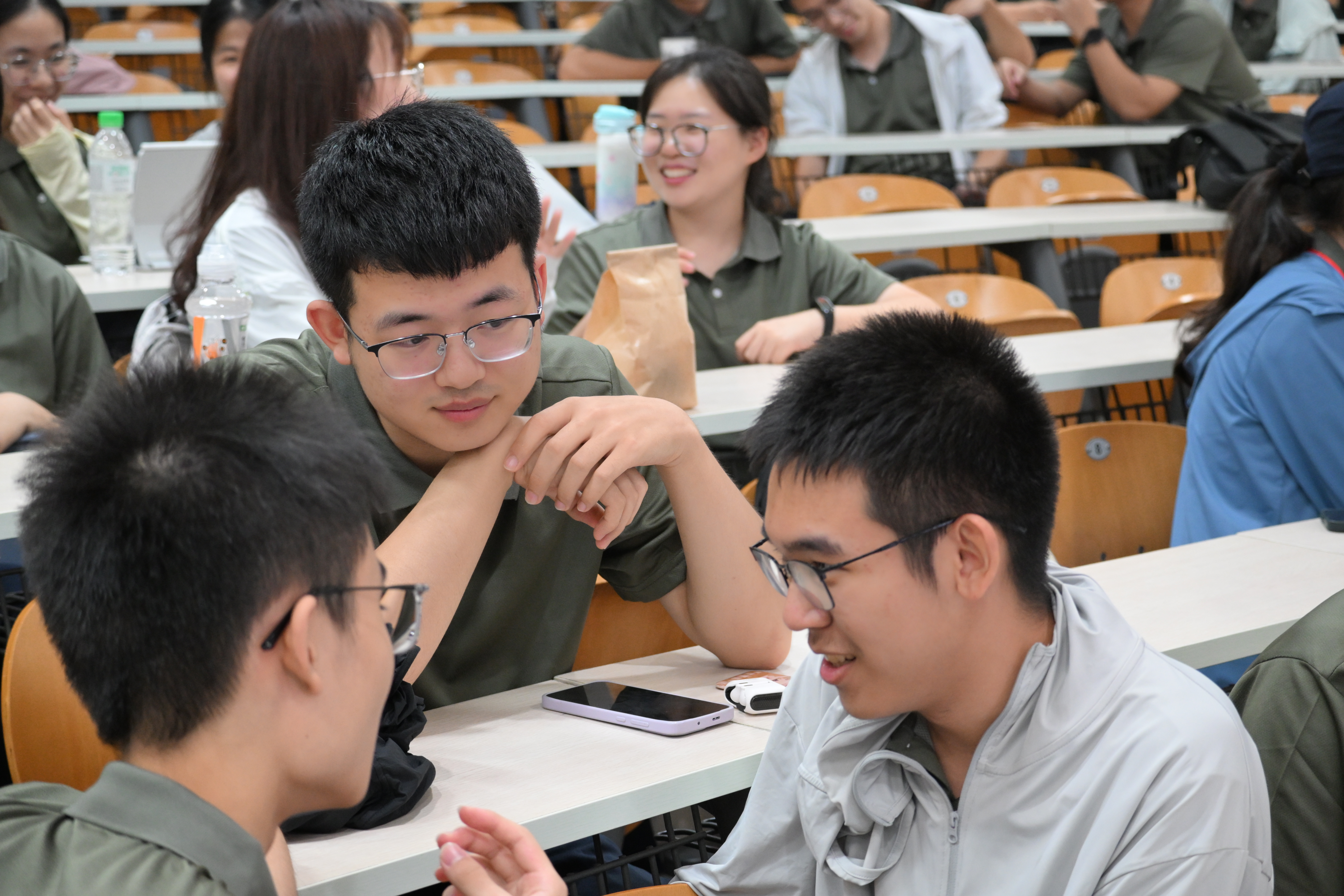 同学们热烈交流2.jpg