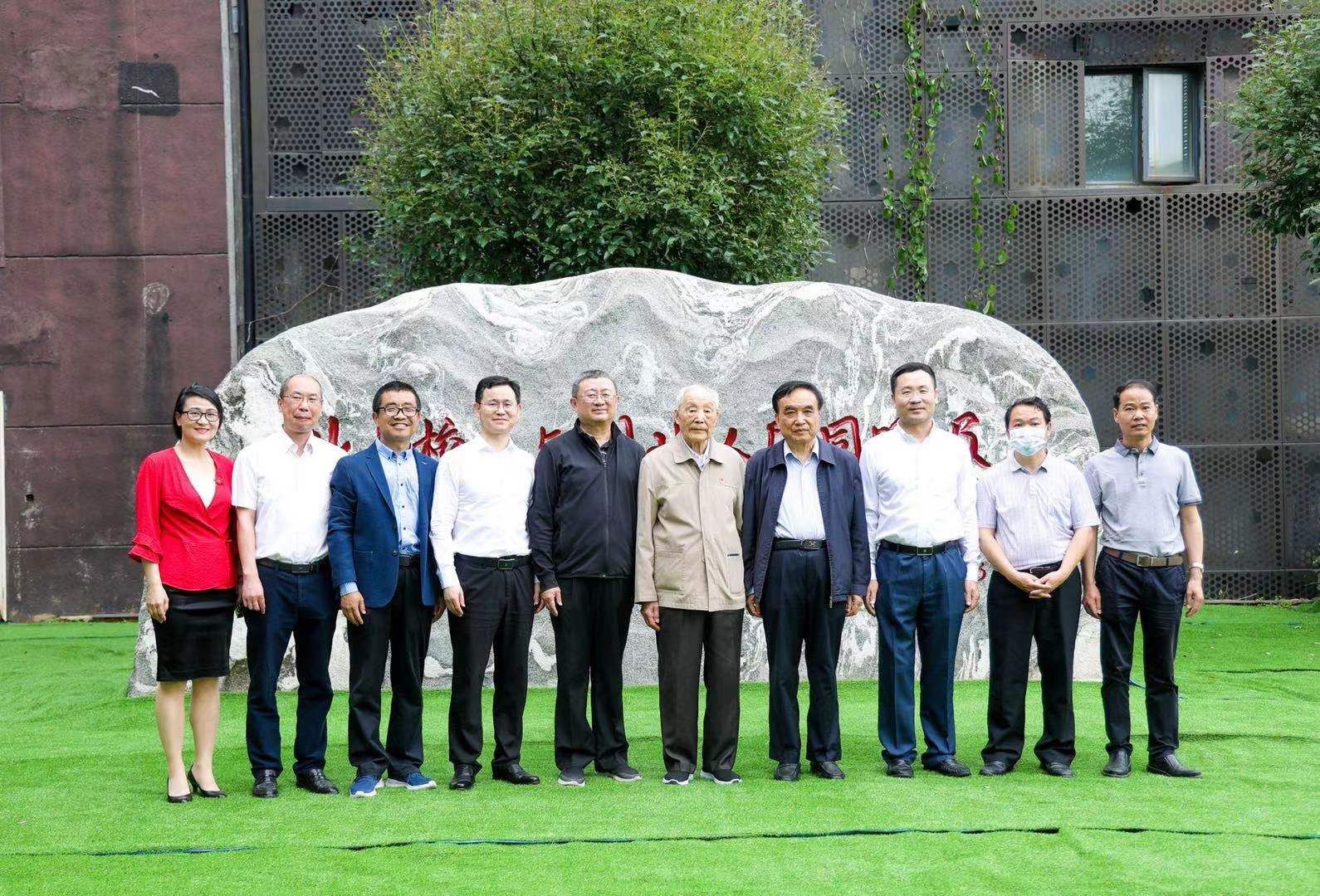 钟南山题词的湖北省第一座抗疫纪念石揭幕