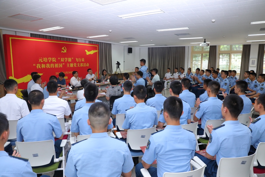 677e8ce011904992b1d04bb64a879311.jpg 李思旗在发言后向邱水平敬军礼.jpg