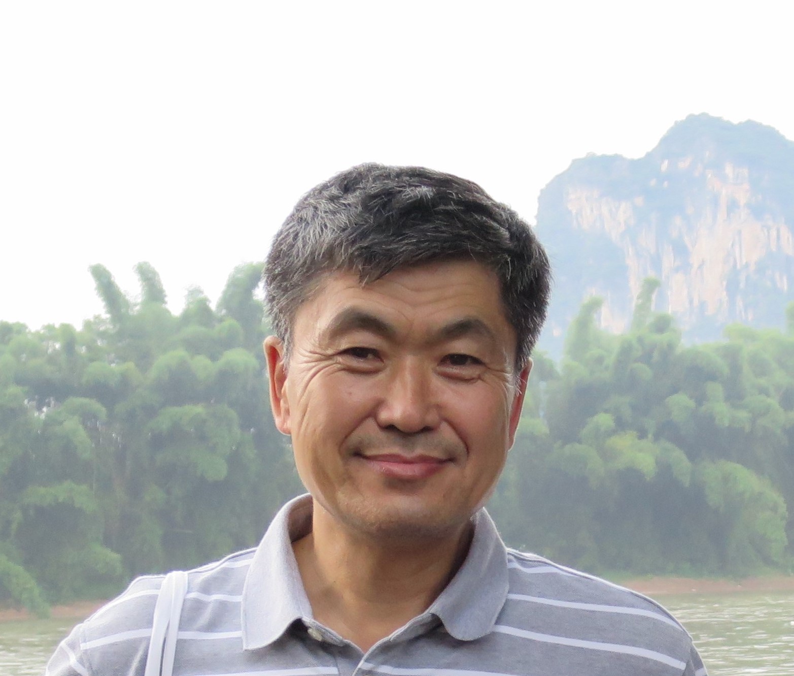 1848d0b5510a46e9968fd334d492b4c9.jpg 01 王幼平老师肖像.jpg