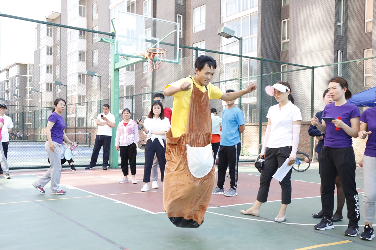 1e5bedf6b02945a8b05e4fb35e8f93f4.jpg 袋鼠跳.jpg