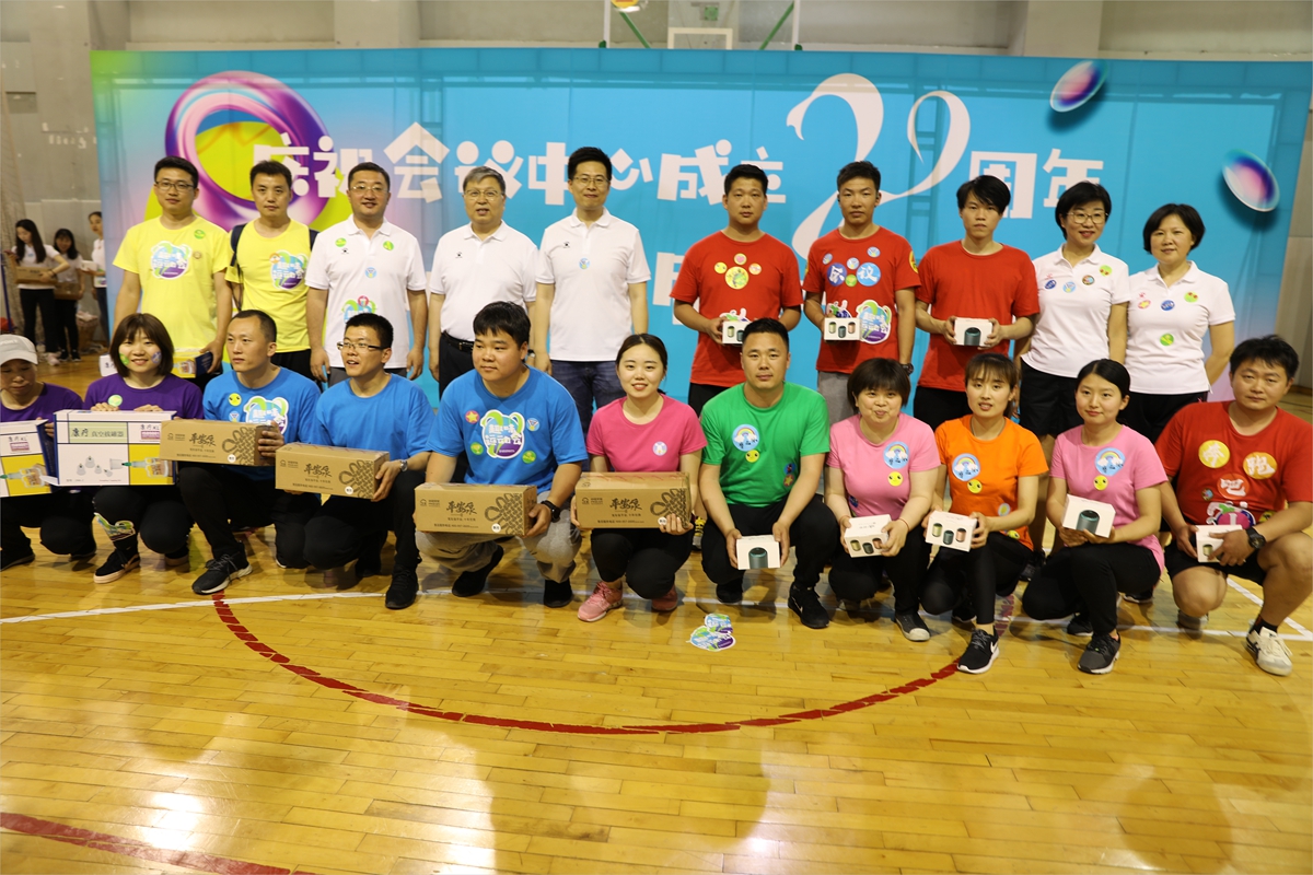 8f0525767c294809891fcb9c67ca5e88.jpg 出席领导为获奖员工颁奖.jpg