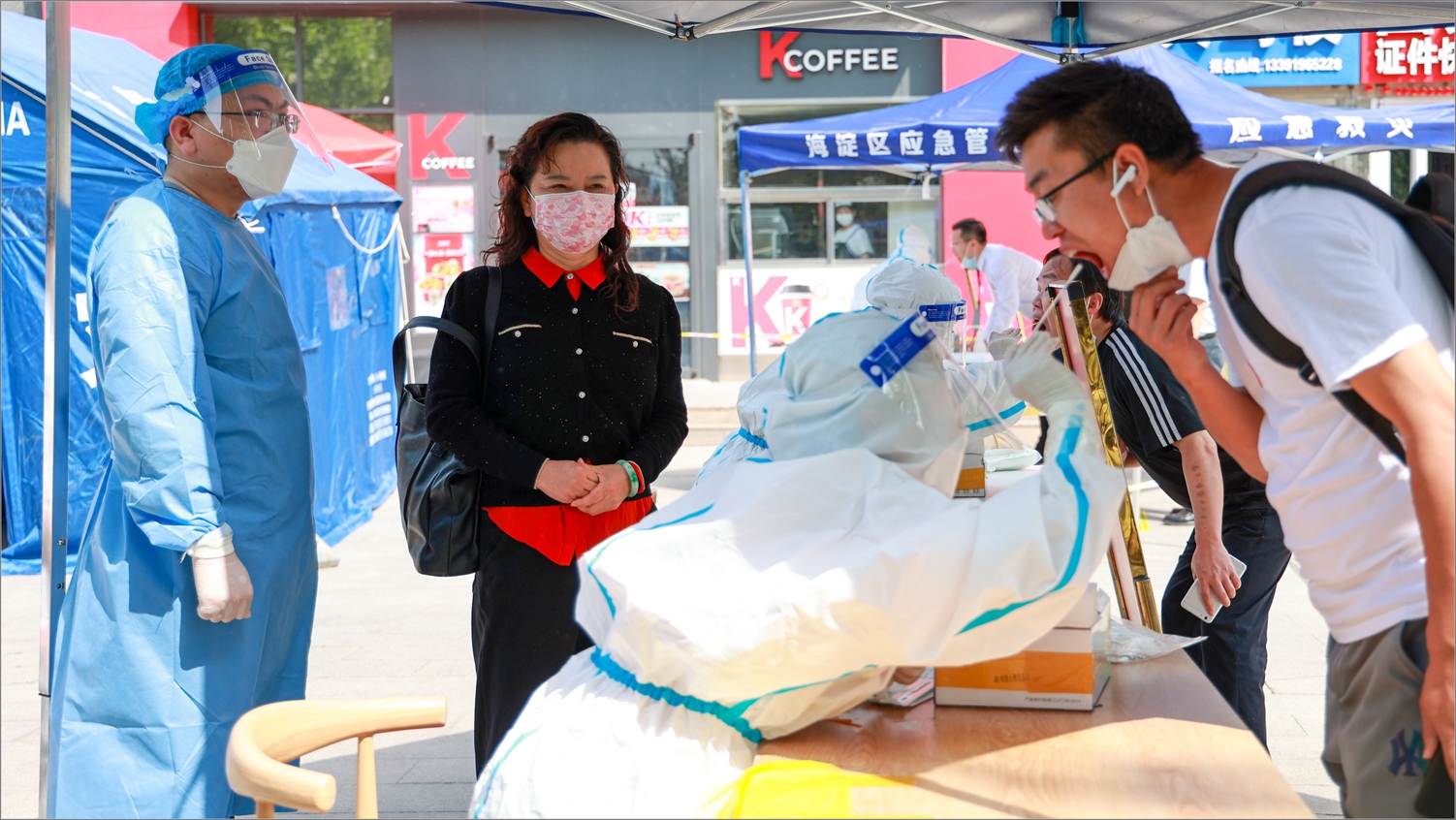5a35191b55de4b07abff8b069aaeb9e4.jpg 园长王燕华慰问支援社区的保健医.jpg