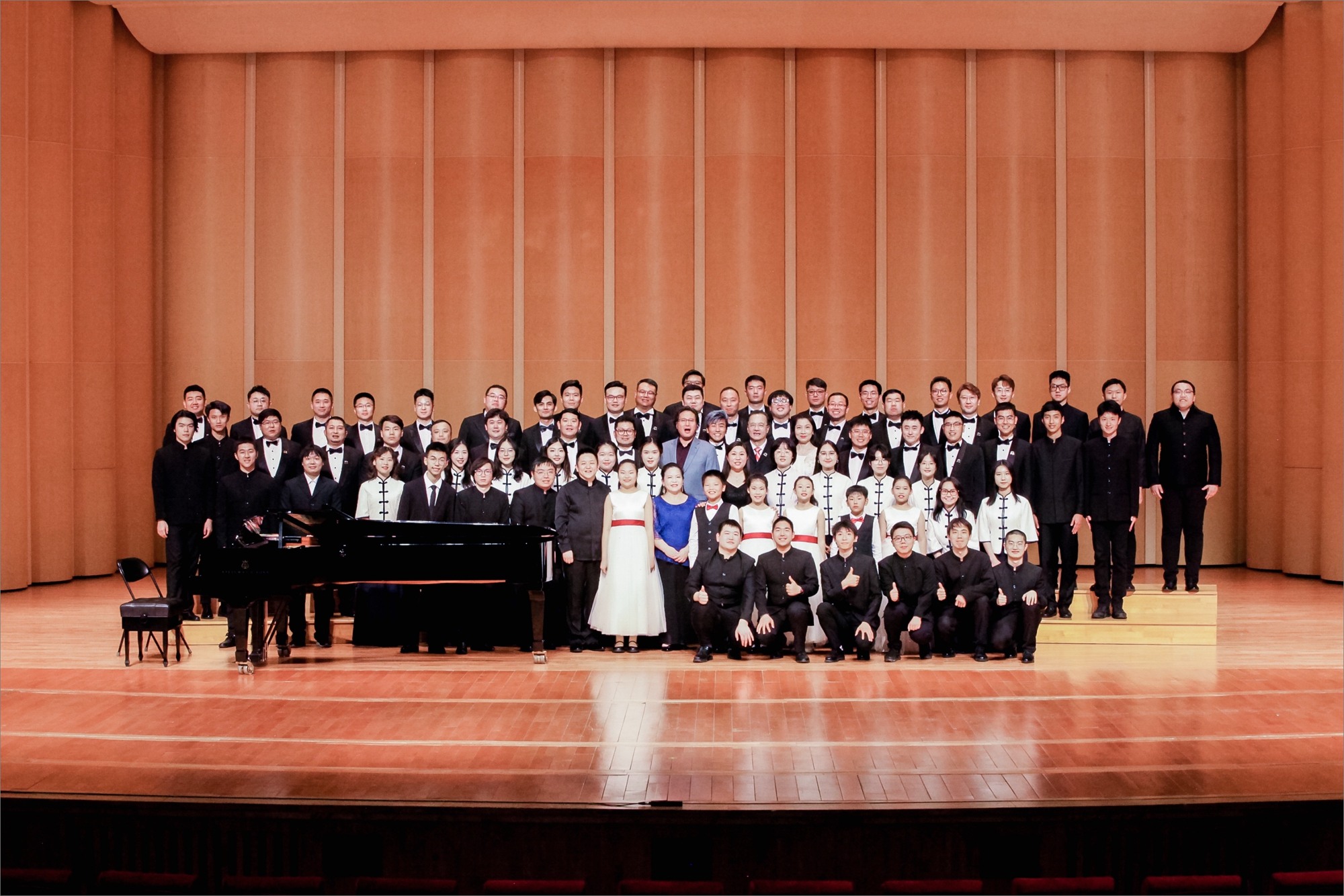 670deb331a764bbb89a934711d44a03c.jpg 爱乐男声合唱演职人员合影.jpg
