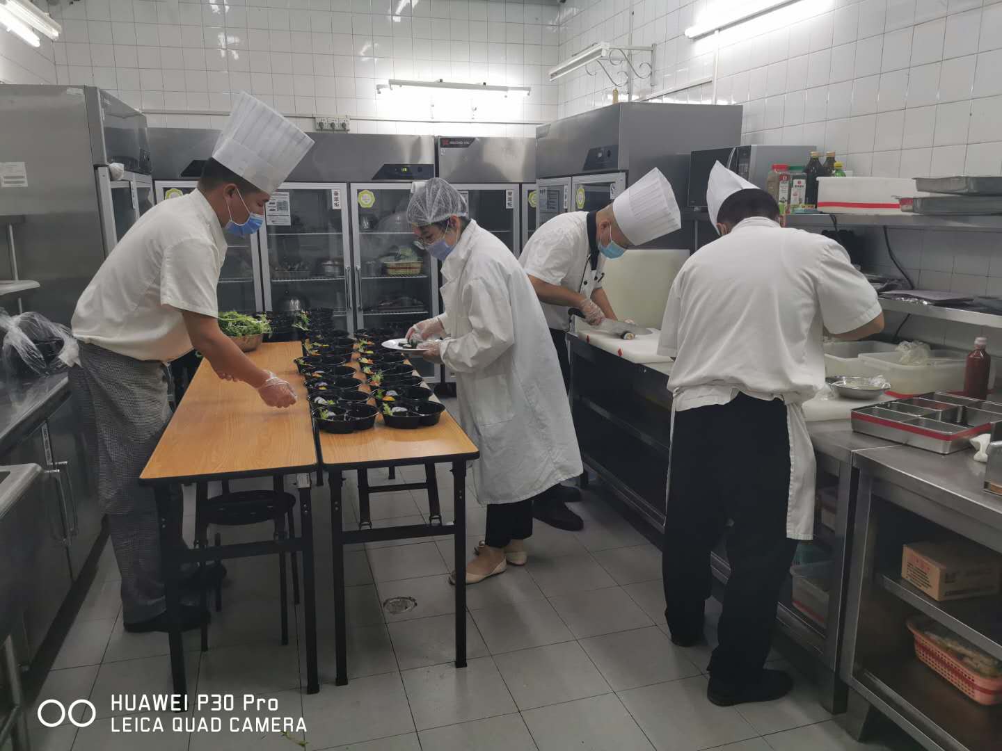 2804f6e702cc4d09a0b20174a7e4ac44.jpg 厨师们精心准备餐食.jpg