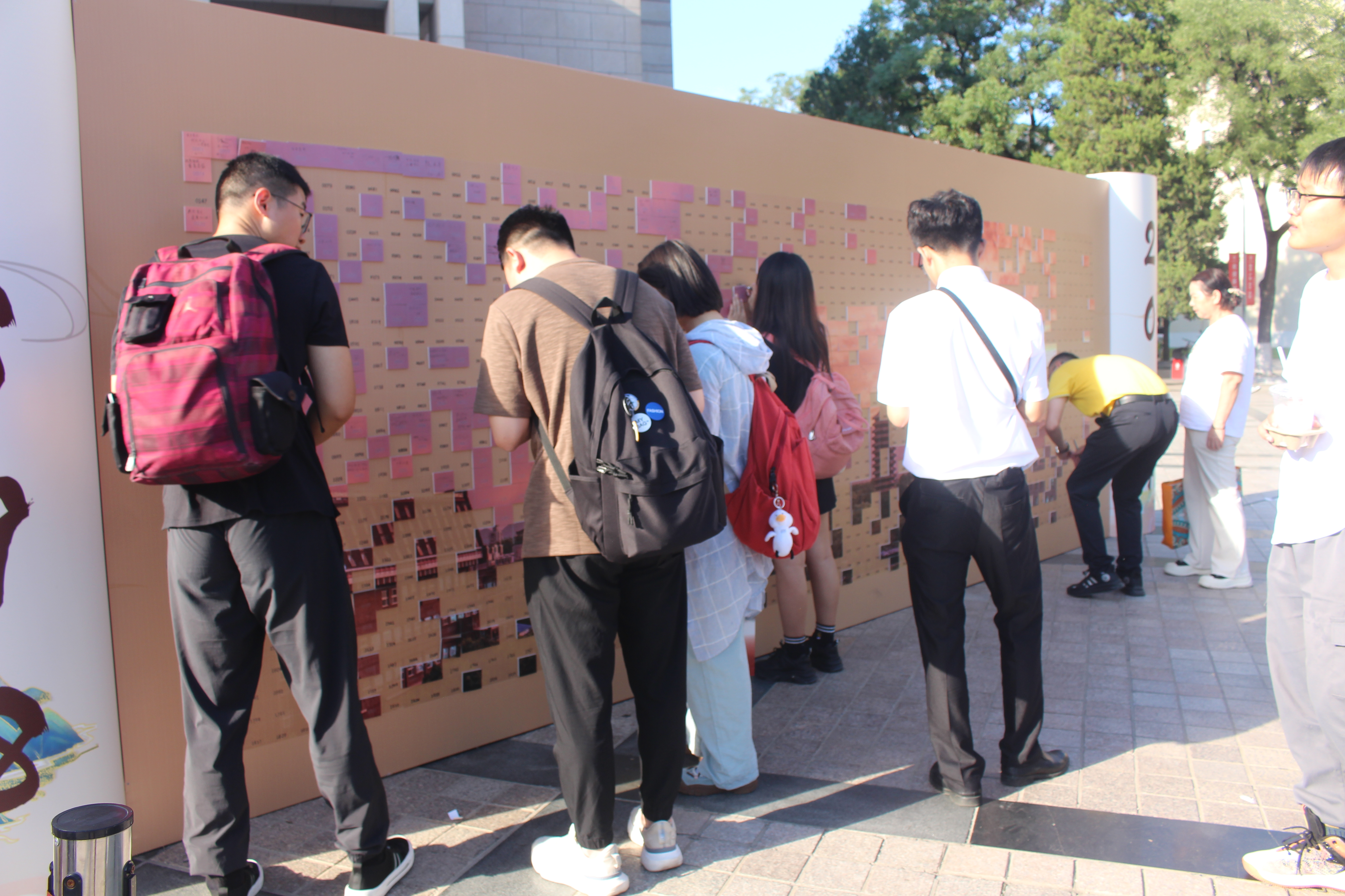 同学们张贴拼图.JPG