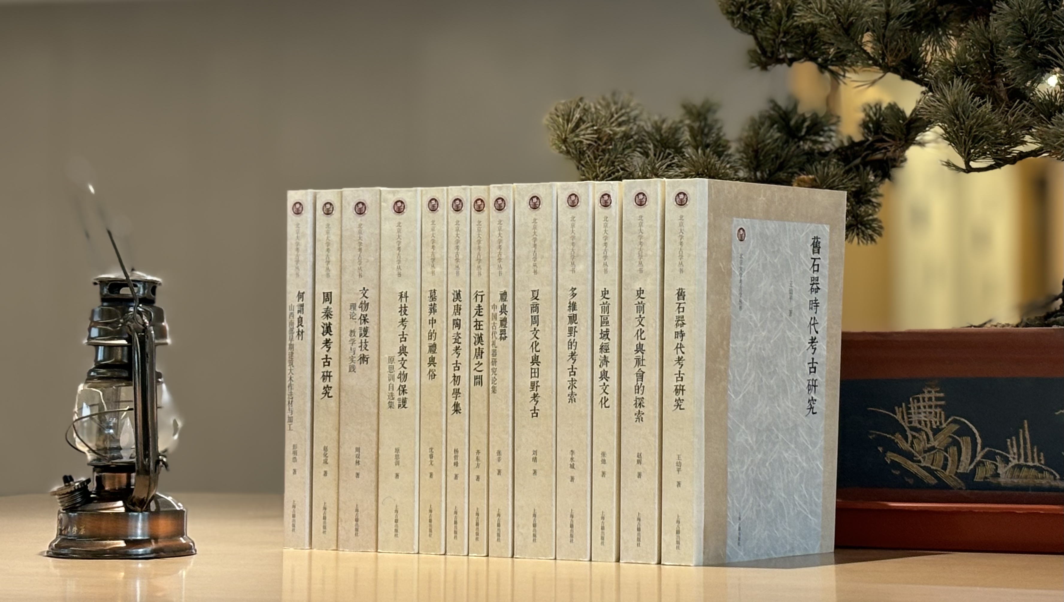 0a71bf60a89c43d8a432b2f2c1763997.jpg 书籍合影.jpg