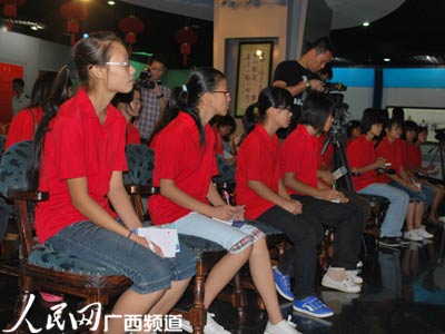 南宁市中学生聚精会神地听北大学子谈经验