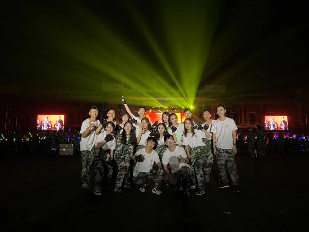 图10 耿浩然、耿逸然在军训表演《霍元甲》.jpg