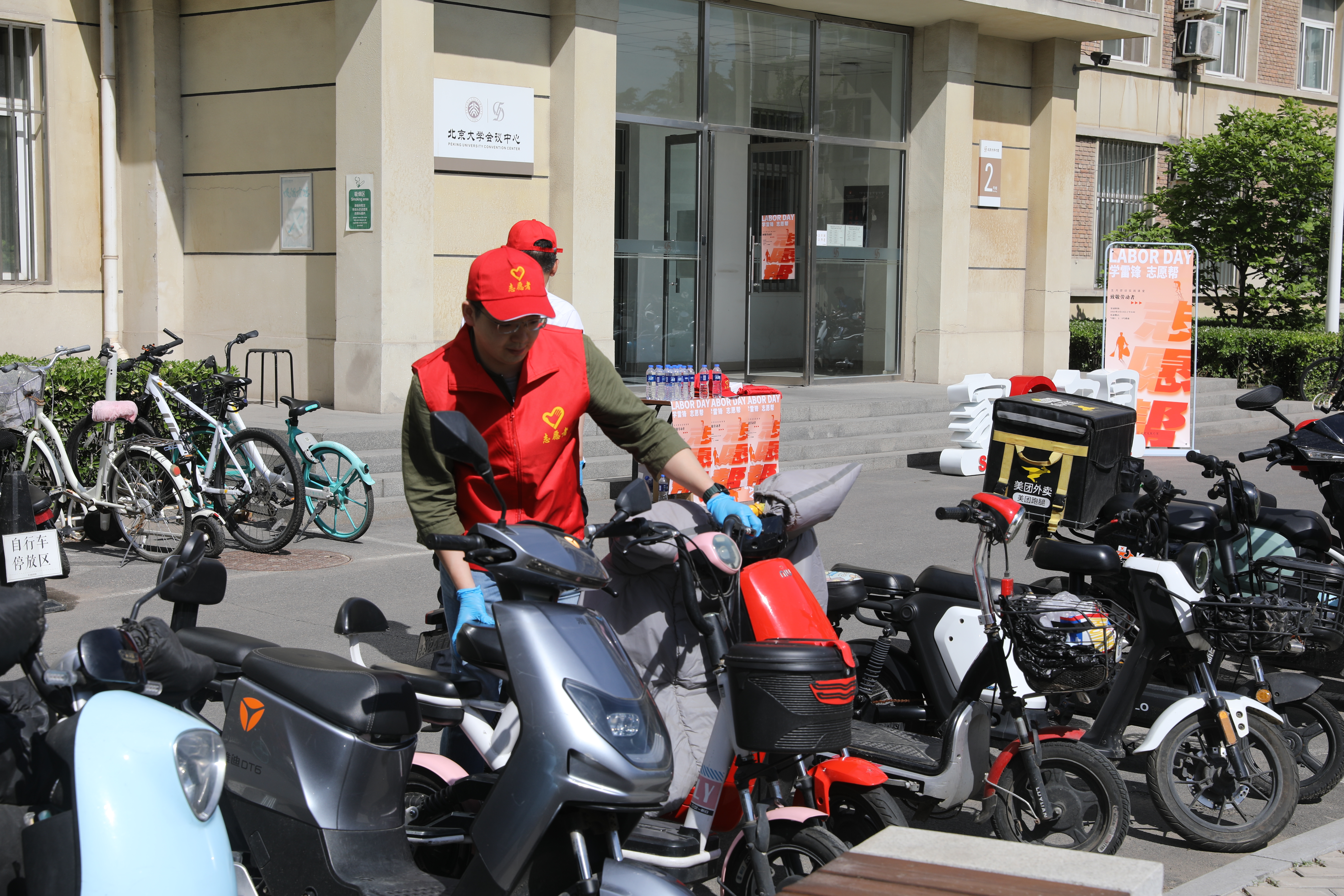 625ee0bcd98944af8e30b437121018b4.jpg 230522 主题教育专题丨勺园开展“学雷锋,志愿帮”劳动实践活动 6.JPG