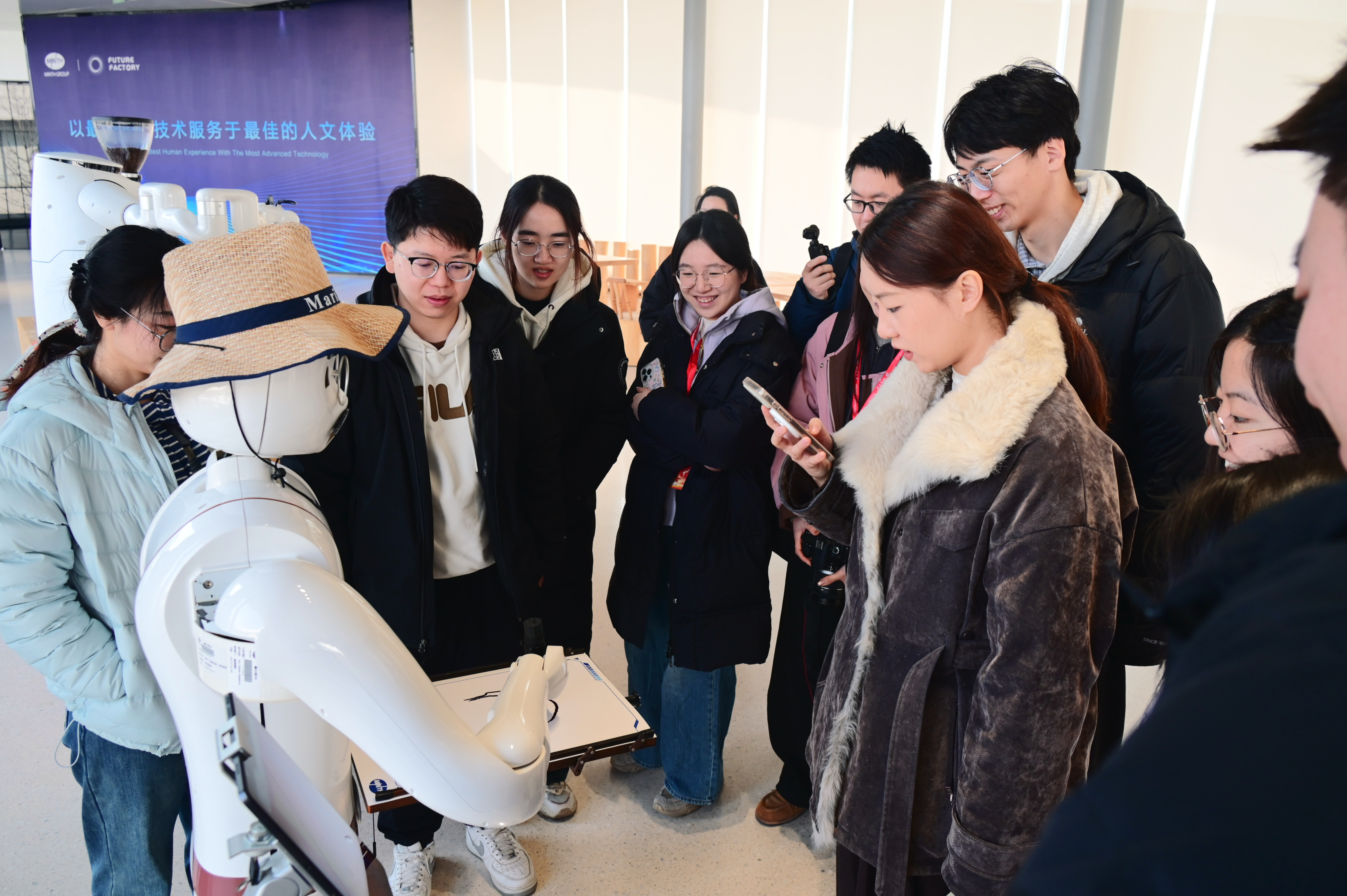 3-2026年北京大学“力行计划”浙江嘉兴南湖团调研机器人.jpg