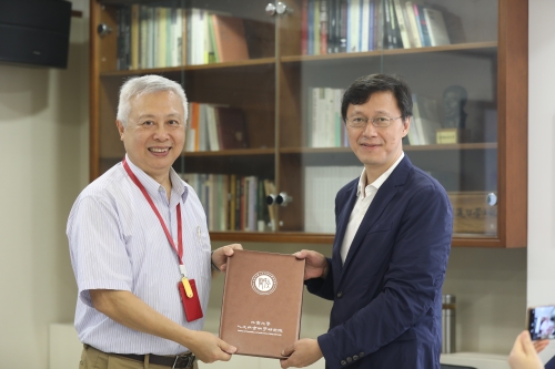 杨立华院长为黄克武研究员颁发聘.JPG
