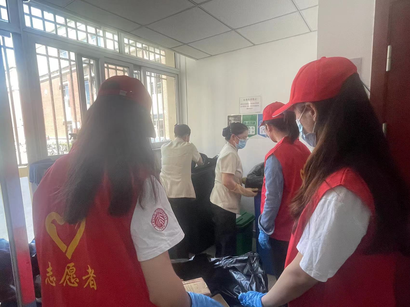 7a80dee405ec48ed8da1b4a9cdbad3cd.jpg 230522 主题教育专题丨勺园开展“学雷锋,志愿帮”劳动实践活动 4.jpg