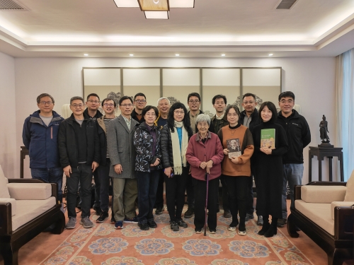 邀访学者在敦煌与樊锦诗先生合影留念.jpg