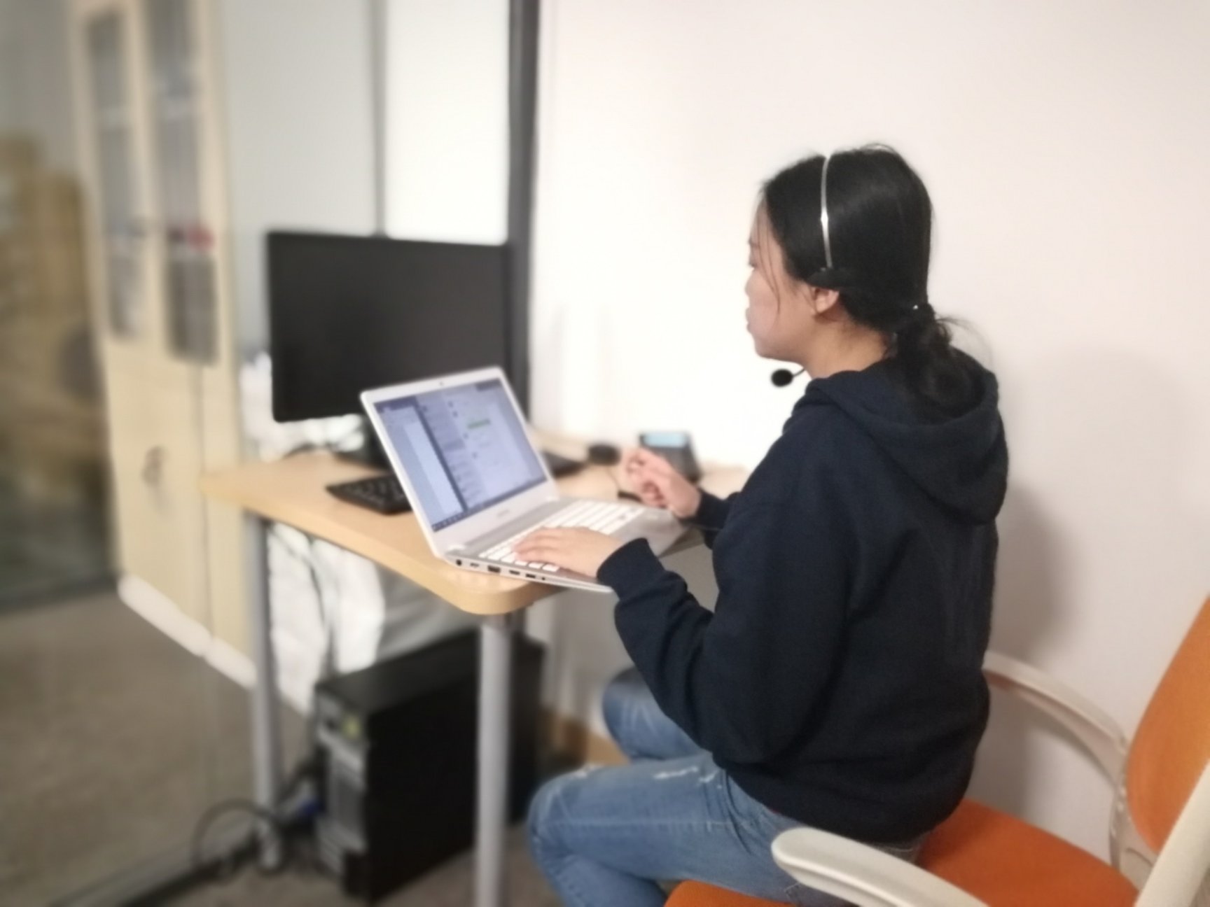 工作/法援/协会/法律援助协会2018年青年志愿优秀项目申请/志愿服务照片与短视频/志愿服务照片/法律咨询志愿服务照片/咨询现场%20咨询员接听电话.jpg