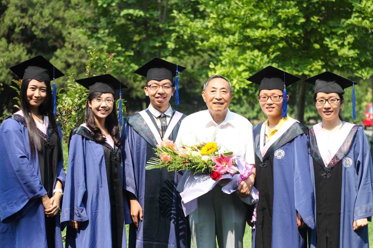 f86e532fd56c40dda6c489f3dd335241.jpg 欢送语言所第一届硕士生,2014-6.jpg