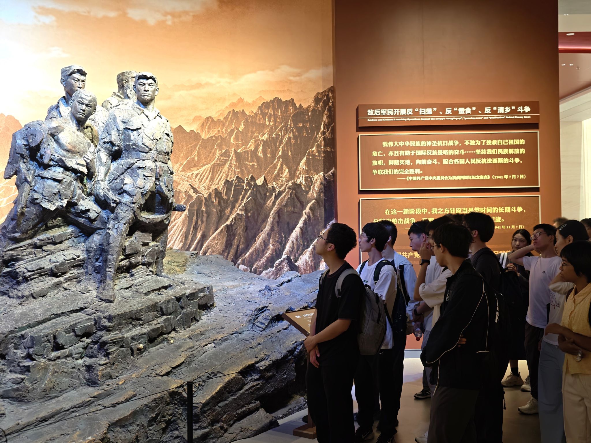 2 同学们参观中国人民抗日纪念馆2.jpg