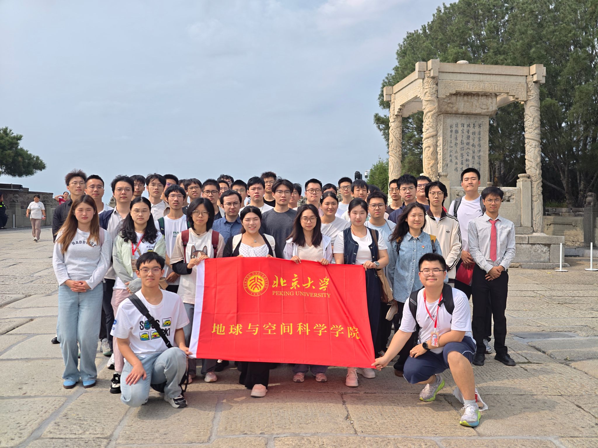 3 同学们在卢沟桥的合影.jpg