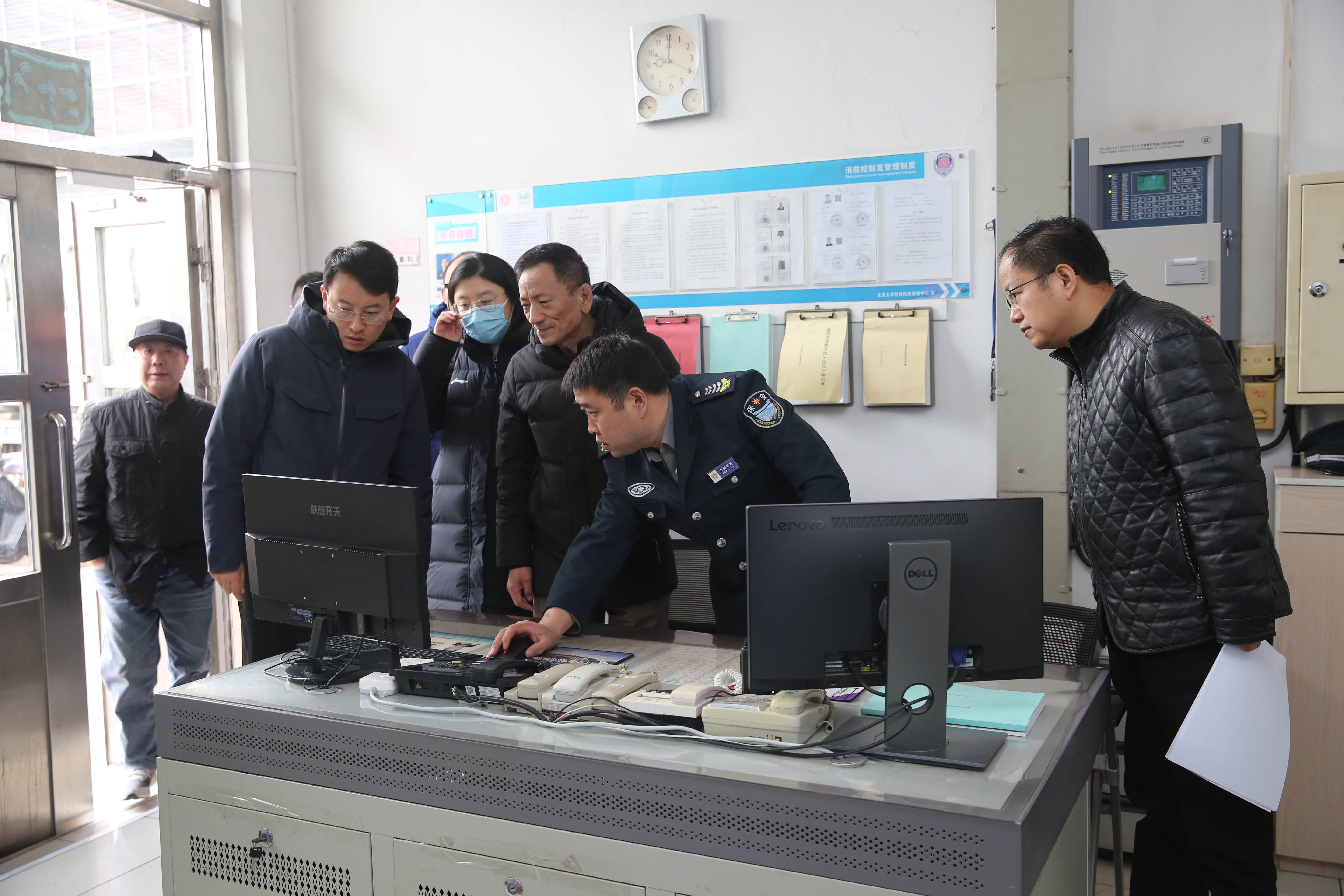 2-检查万柳园区监控设备运行情况.jpg