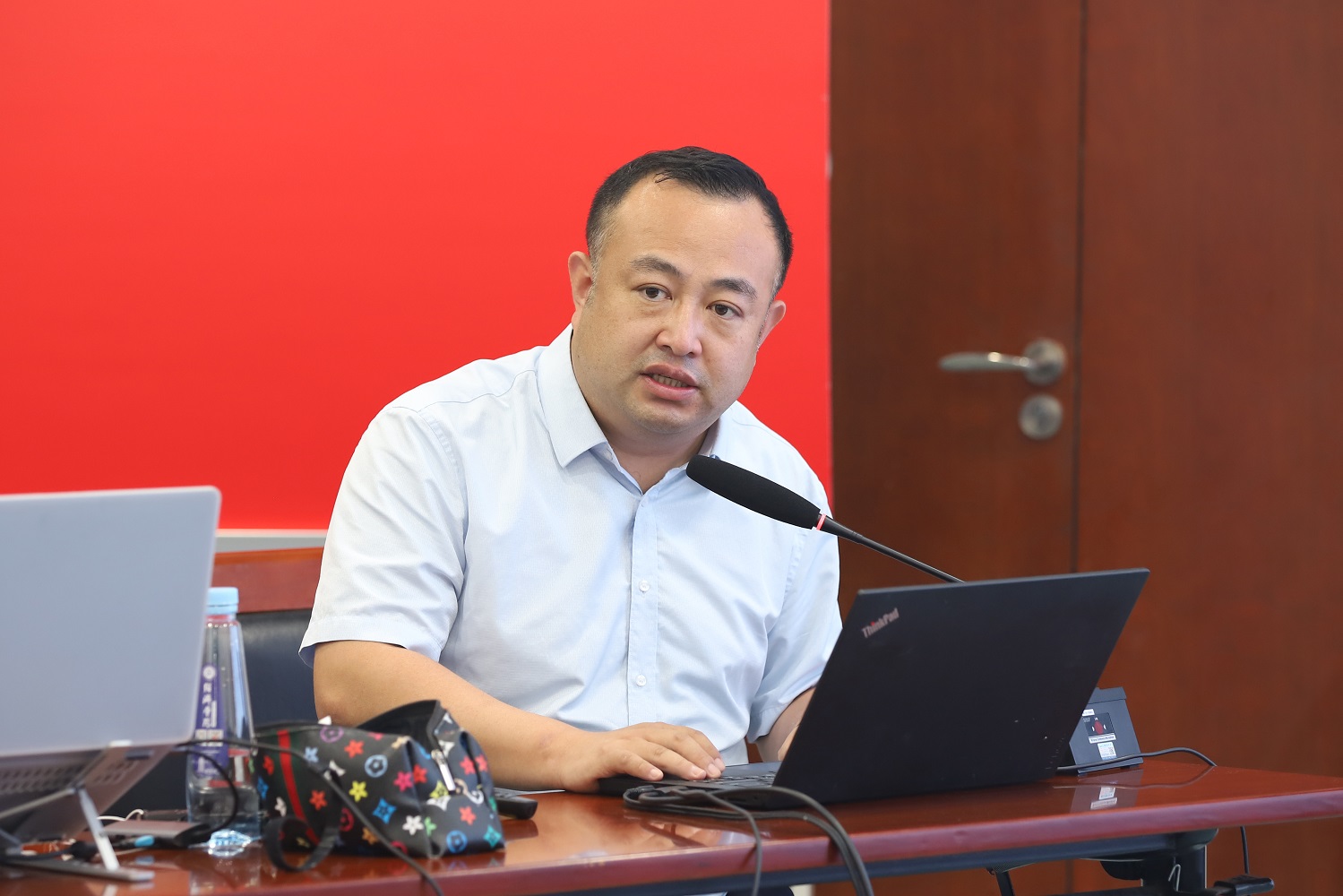 d081de889be74c8b80241e4dccb5bb60.jpg 张亚光发言.jpg