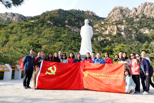 d828405020ed46df97c4f6805072cc12.jpg 参访革命活动旧址五峰山.jpg