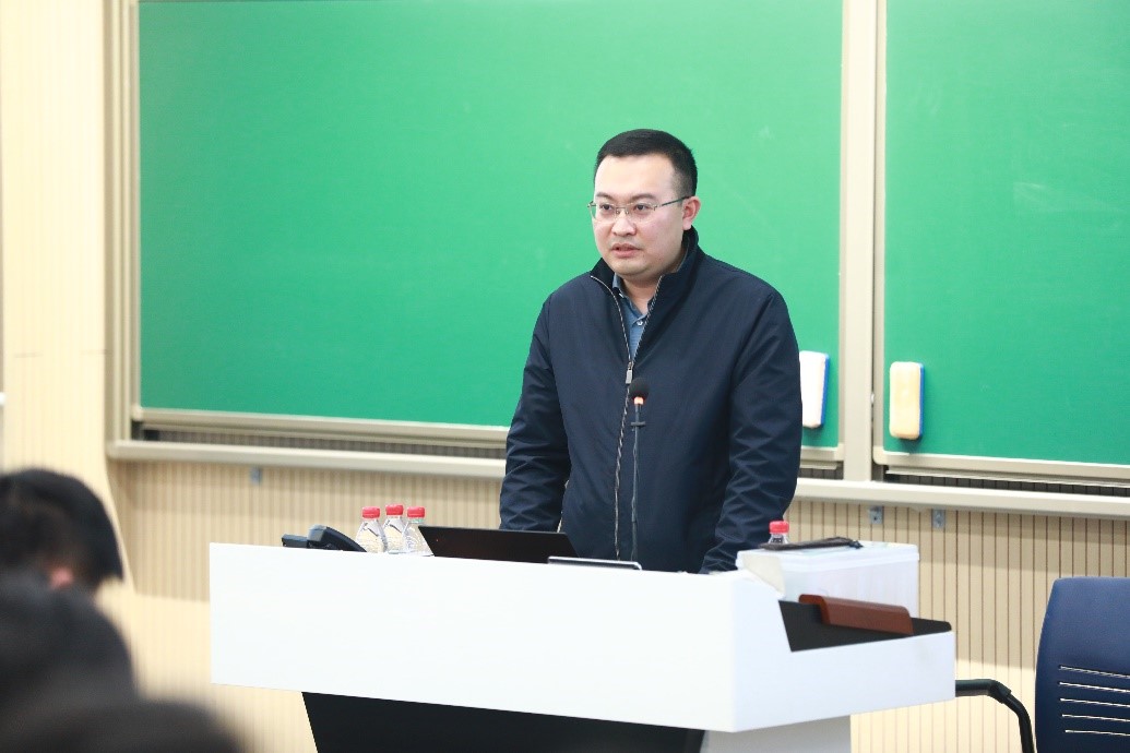 吴旭作首讲报告.jpg