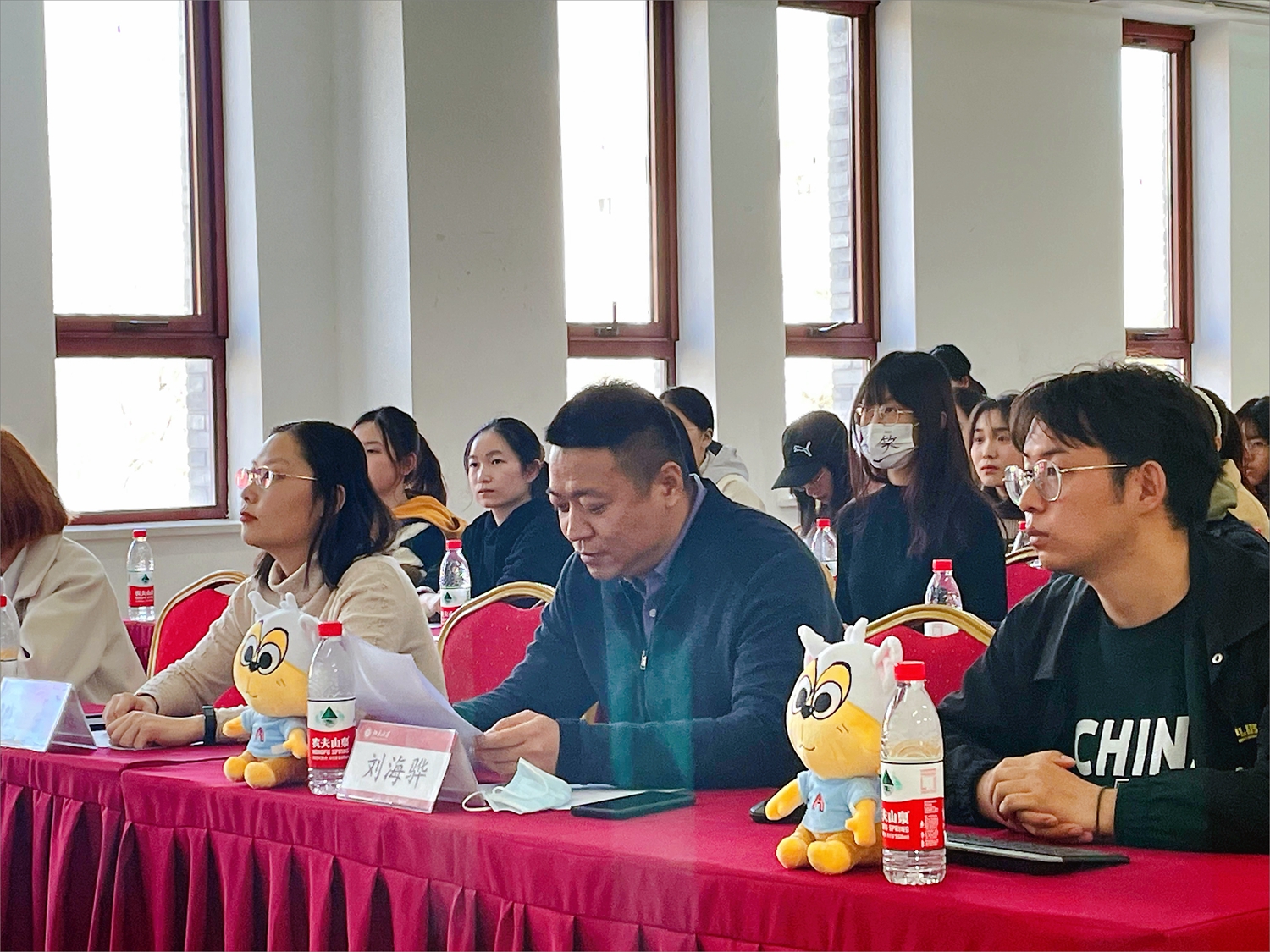 9306a30aac014504a23159bef8e17037.jpg 图一:北京大学学生资助中心主任刘海骅致辞.jpg