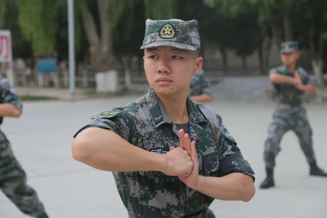 图8:汤蠡在连队训练.jpg
