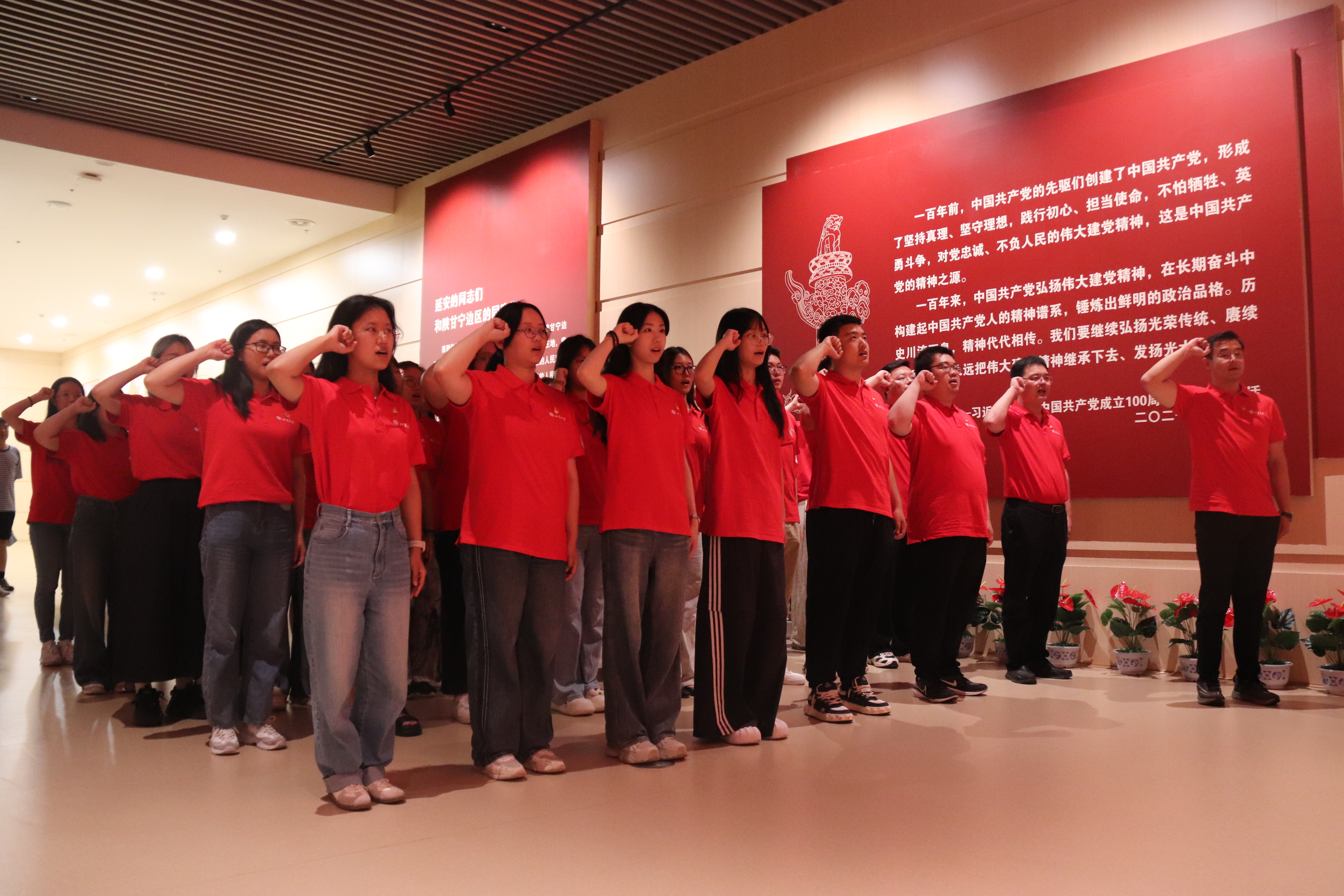 图5-在南泥湾大生产纪念馆内重温入党誓词.JPG