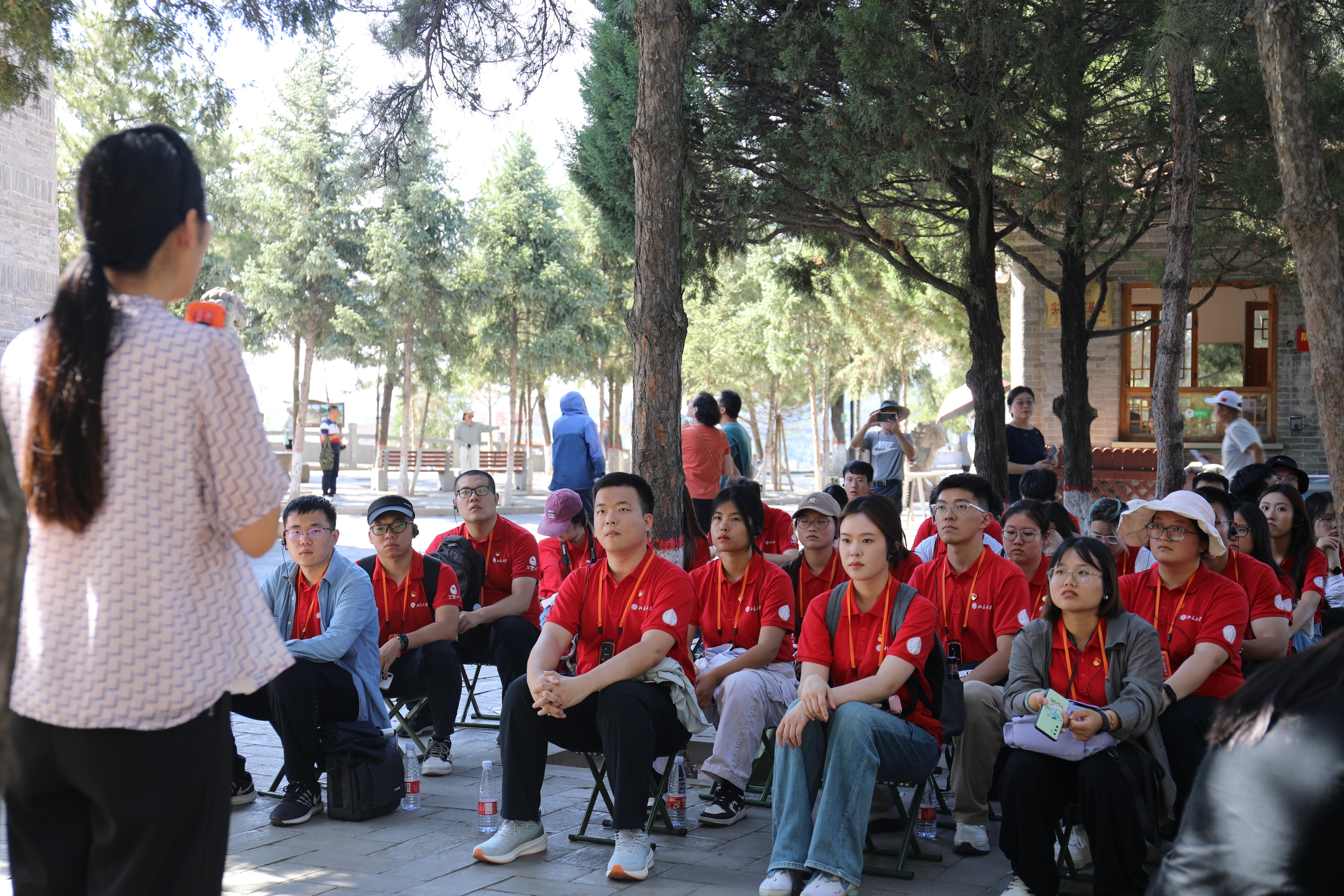 图1-在宝塔山下接受现场教学.jpg