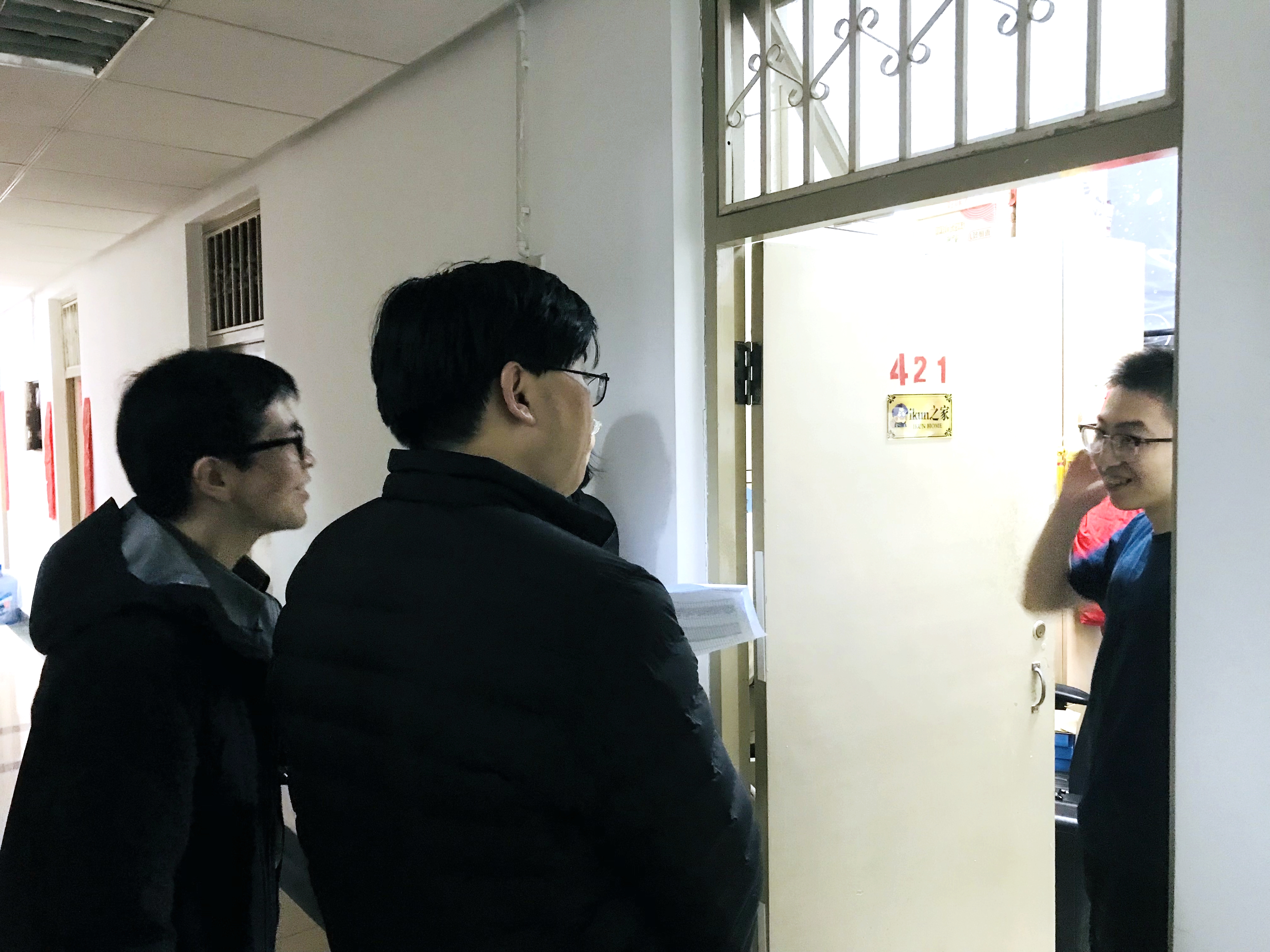 0fc1c02690084b26bb2db4e0dbd50790.jpg 学院第二班主任、人事部部长方方到宿舍查看卫生并与学生进行交流.jpg