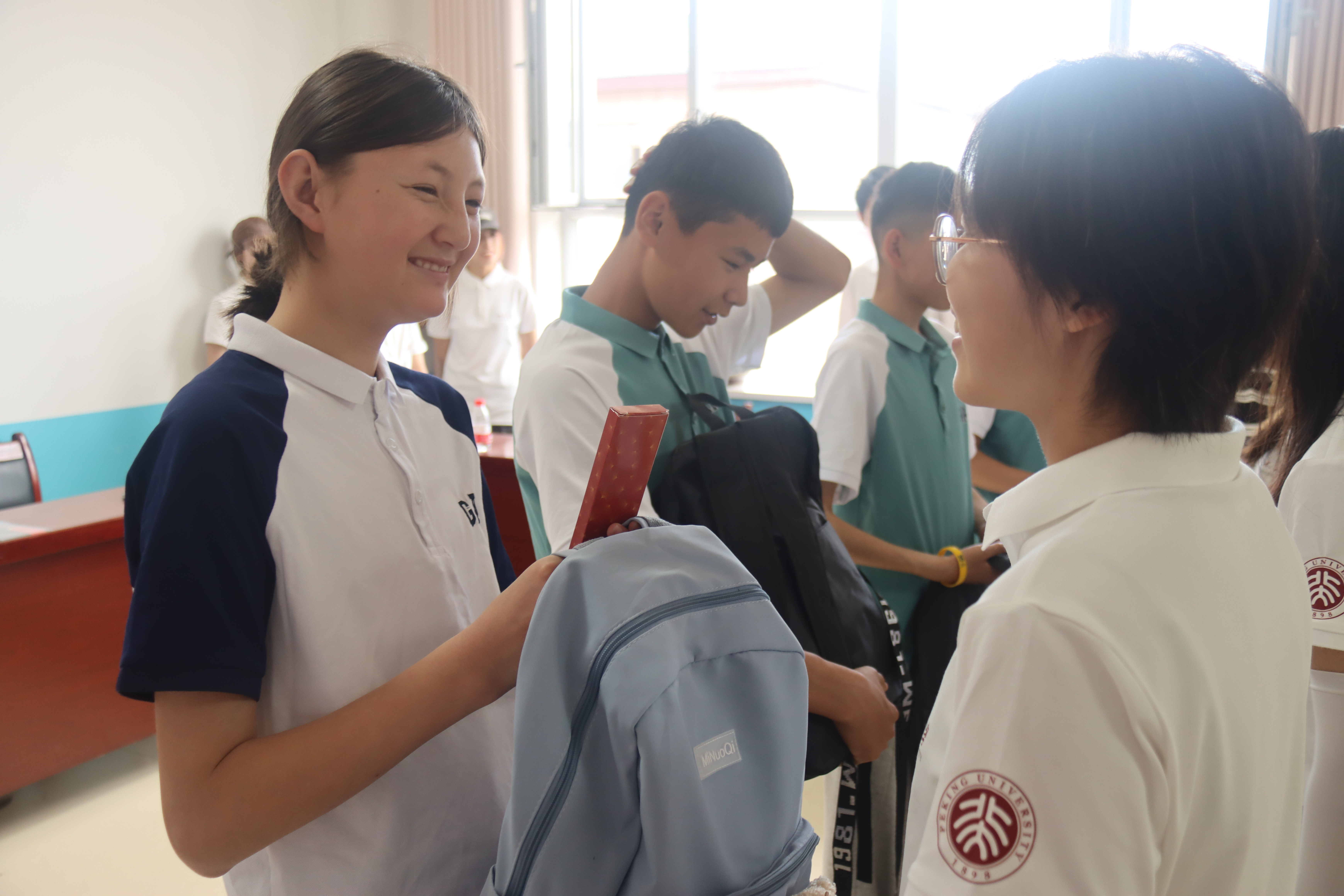 4.3与孩子们互动.JPG