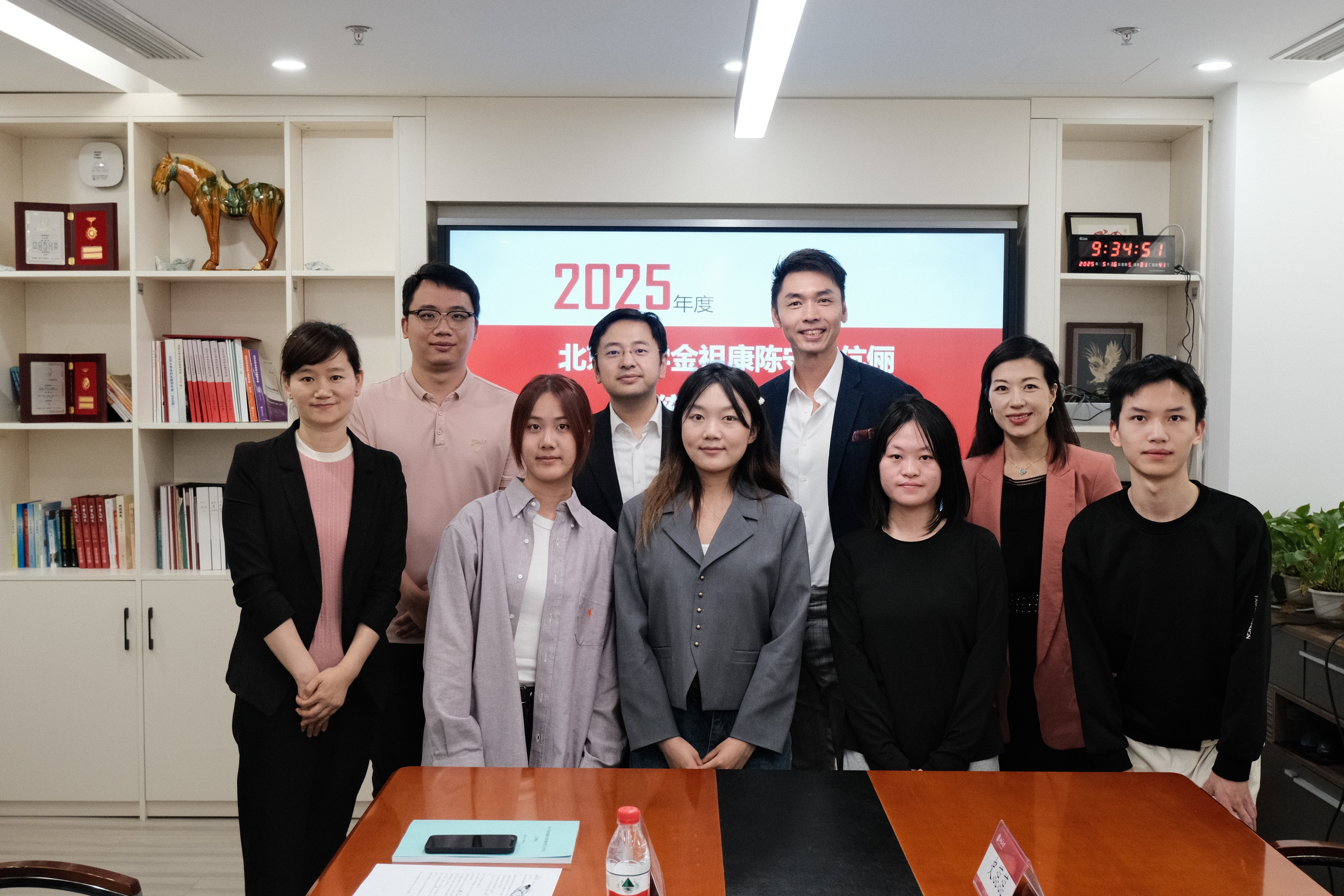 到场嘉宾与学生代表合影.jpg