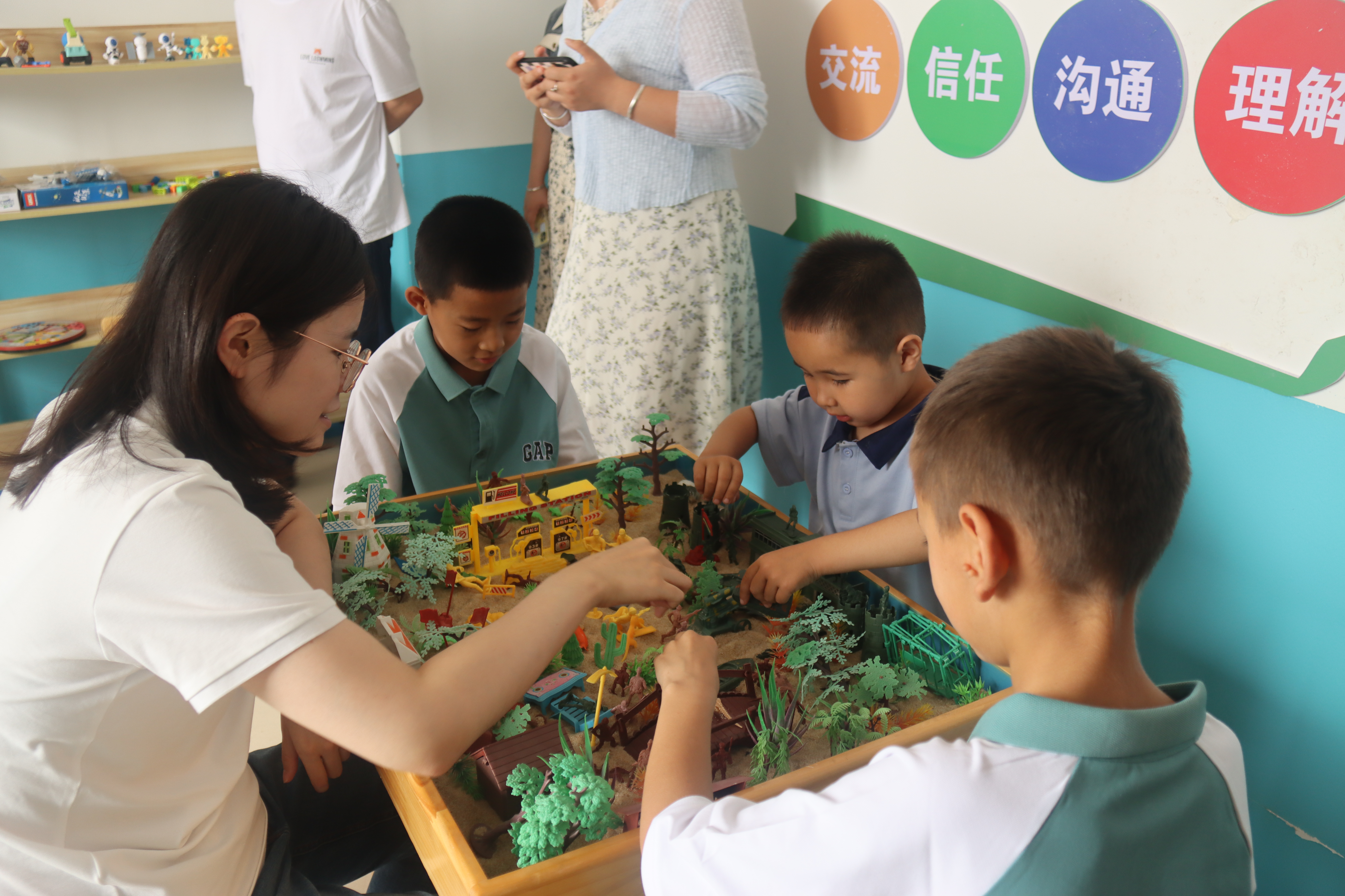 4.4与孩子们互动.JPG