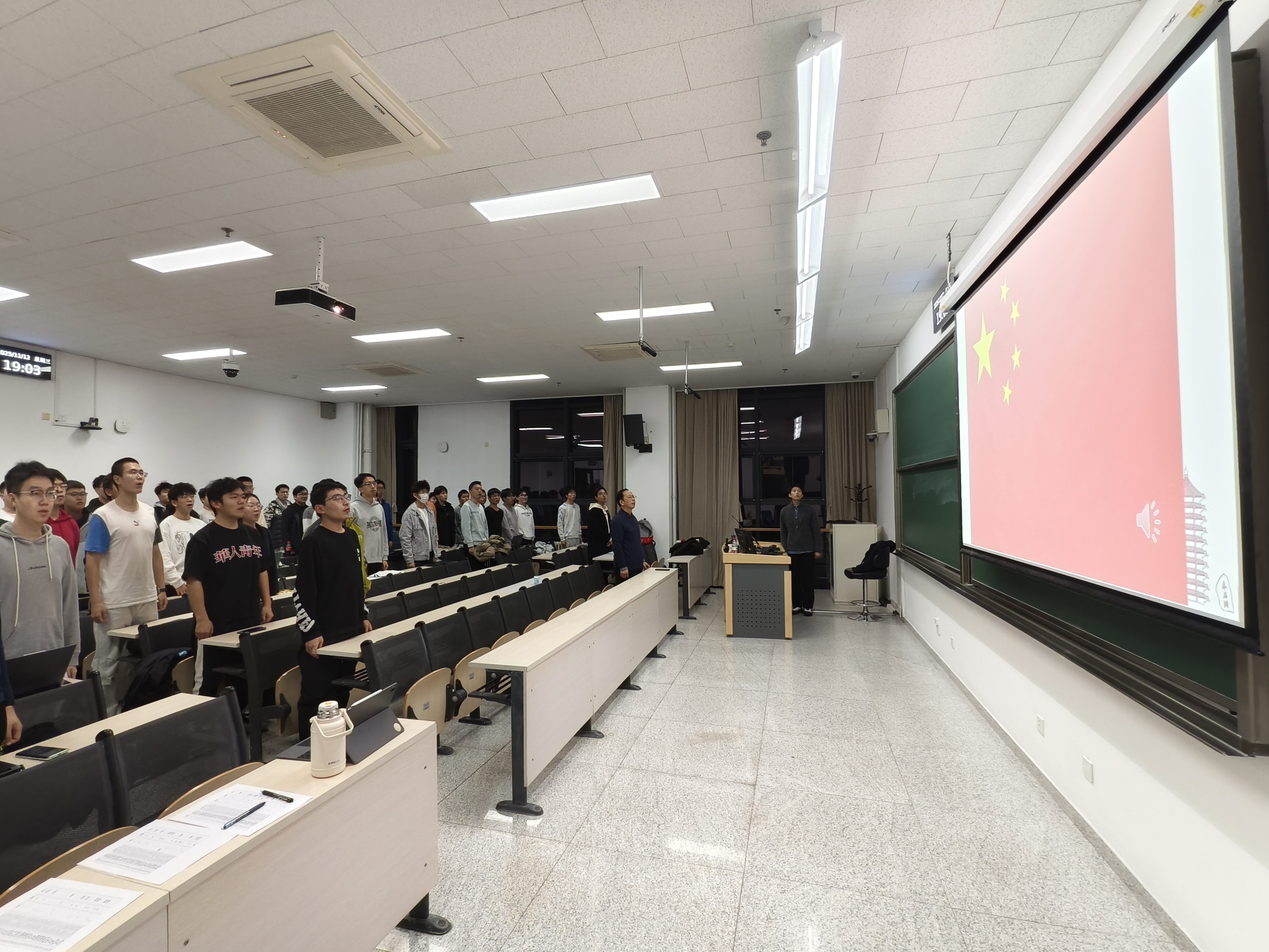 1. 全体参会人员齐唱国歌.jpg