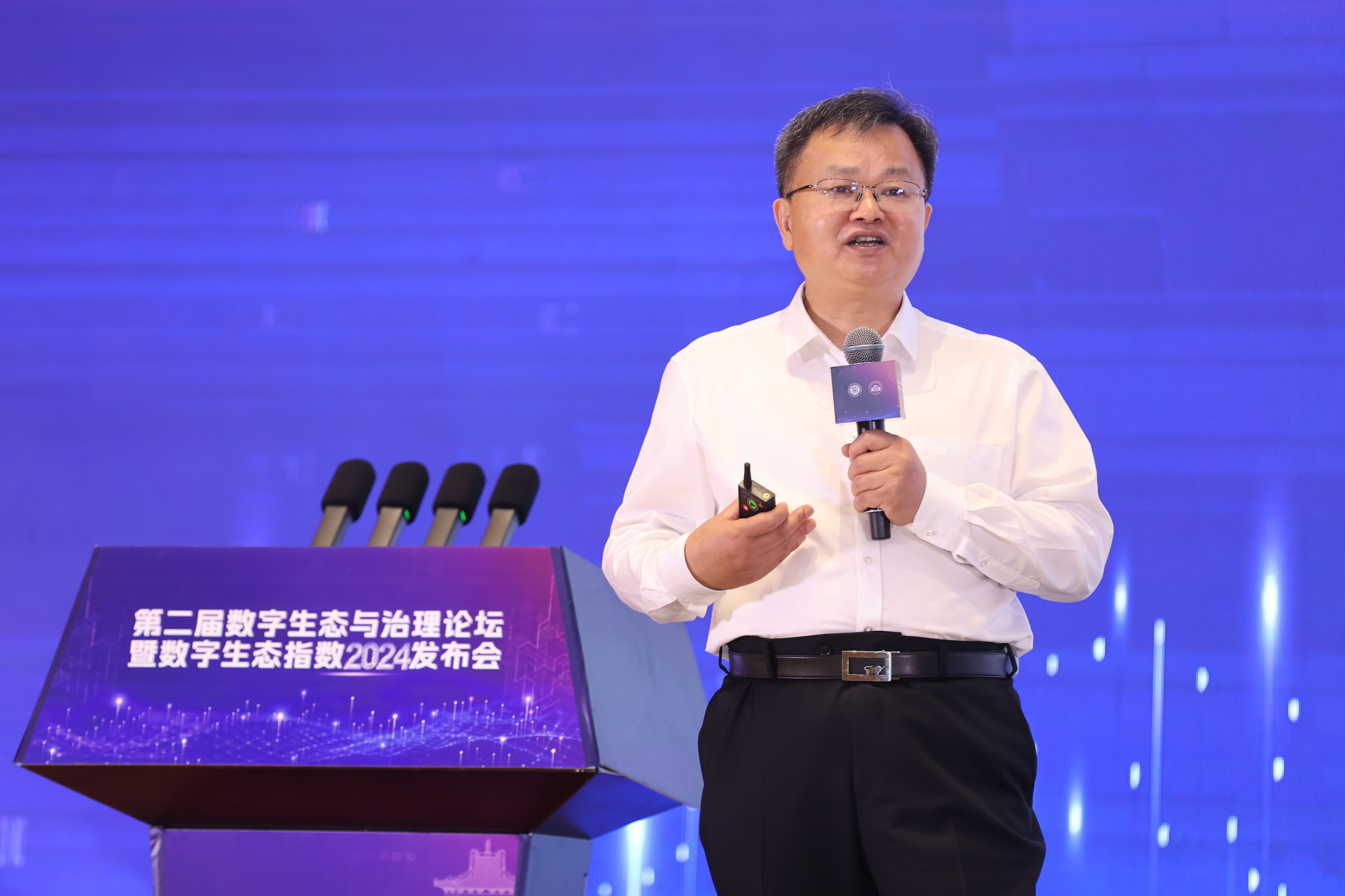 张老师作报告.JPG