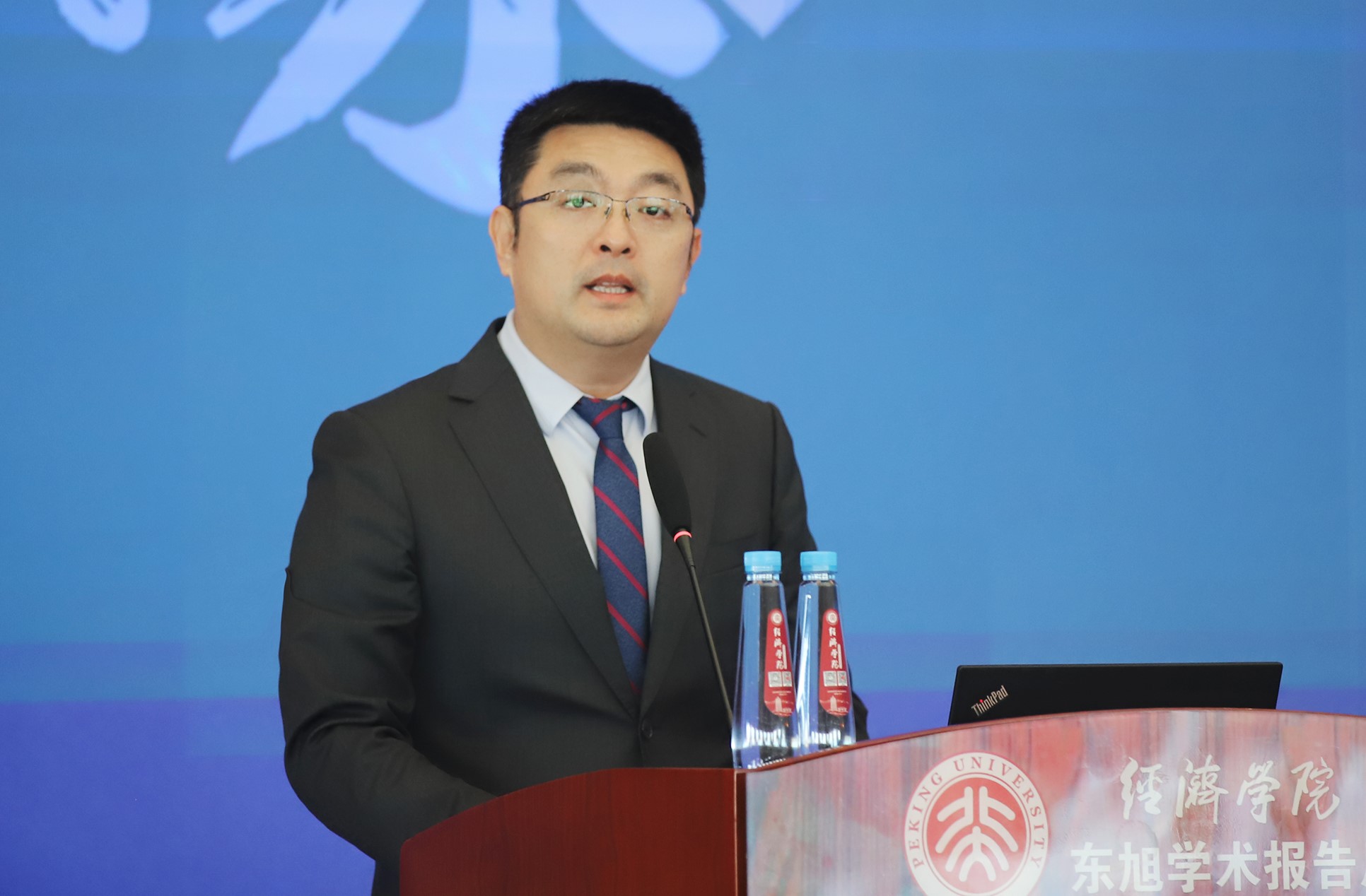 b96450f3c3e940e4baa362f4c4ff2b5a.jpg 张辉现场主持.jpg