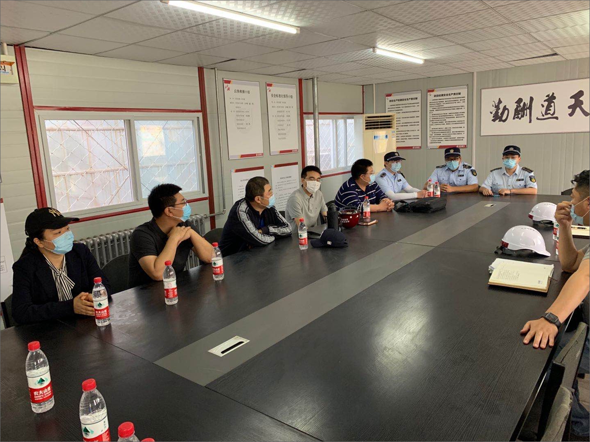 180895eeab0b42acbcffa6819ec477ef.jpg 检查组和工学院与交叉学科2号楼施工单位交流.jpg
