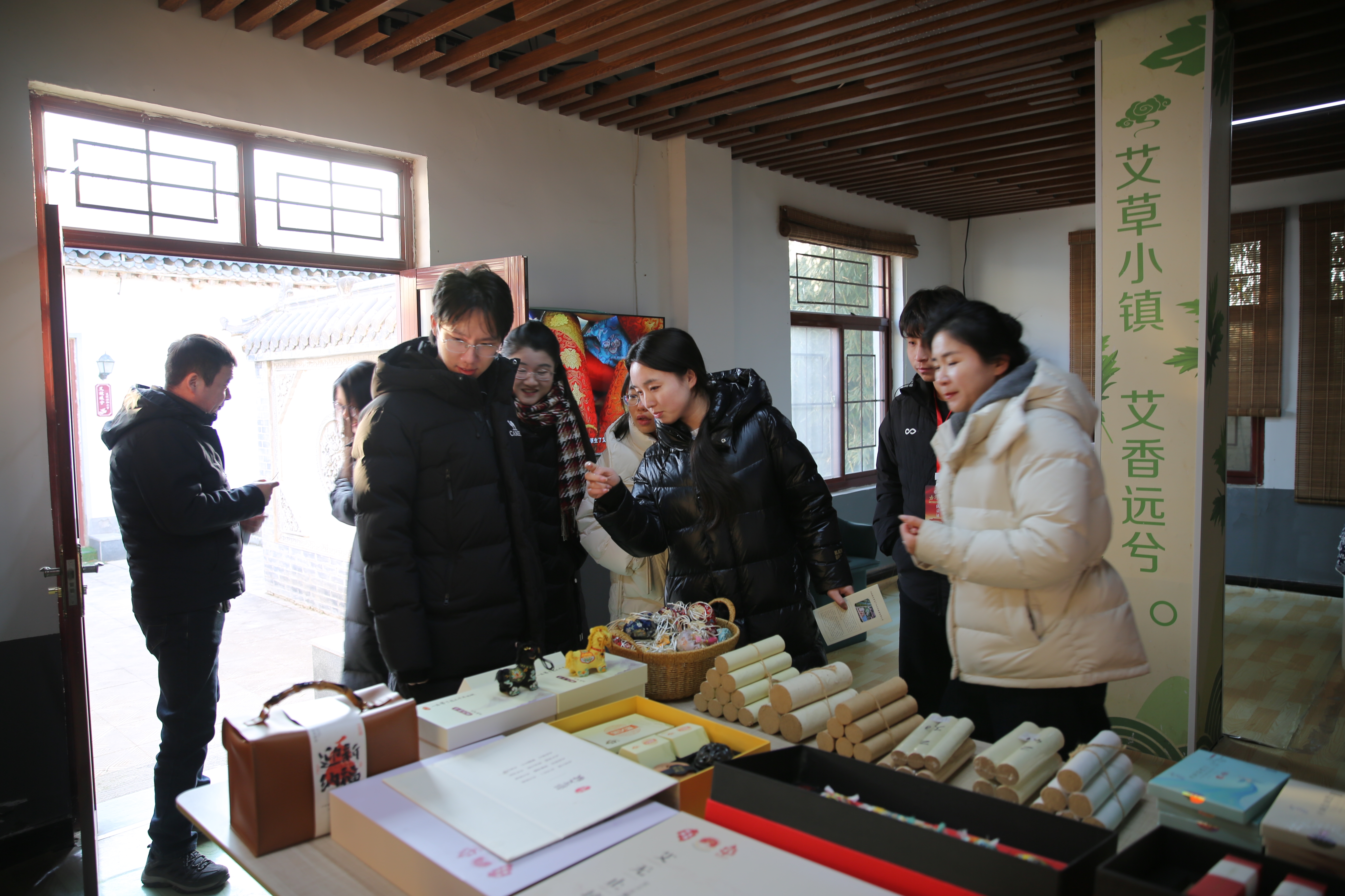 1+实践团参观艾草加工基地.jpg