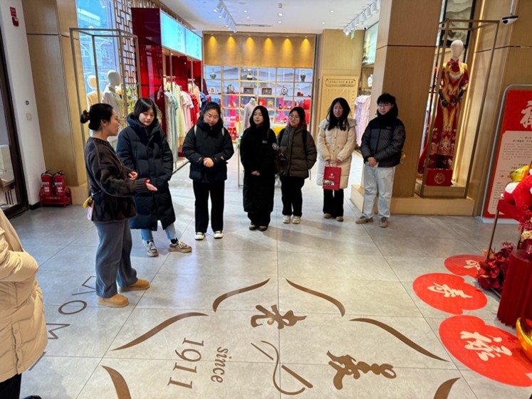 4.实践团成员在天津老美华总店调研.jpg