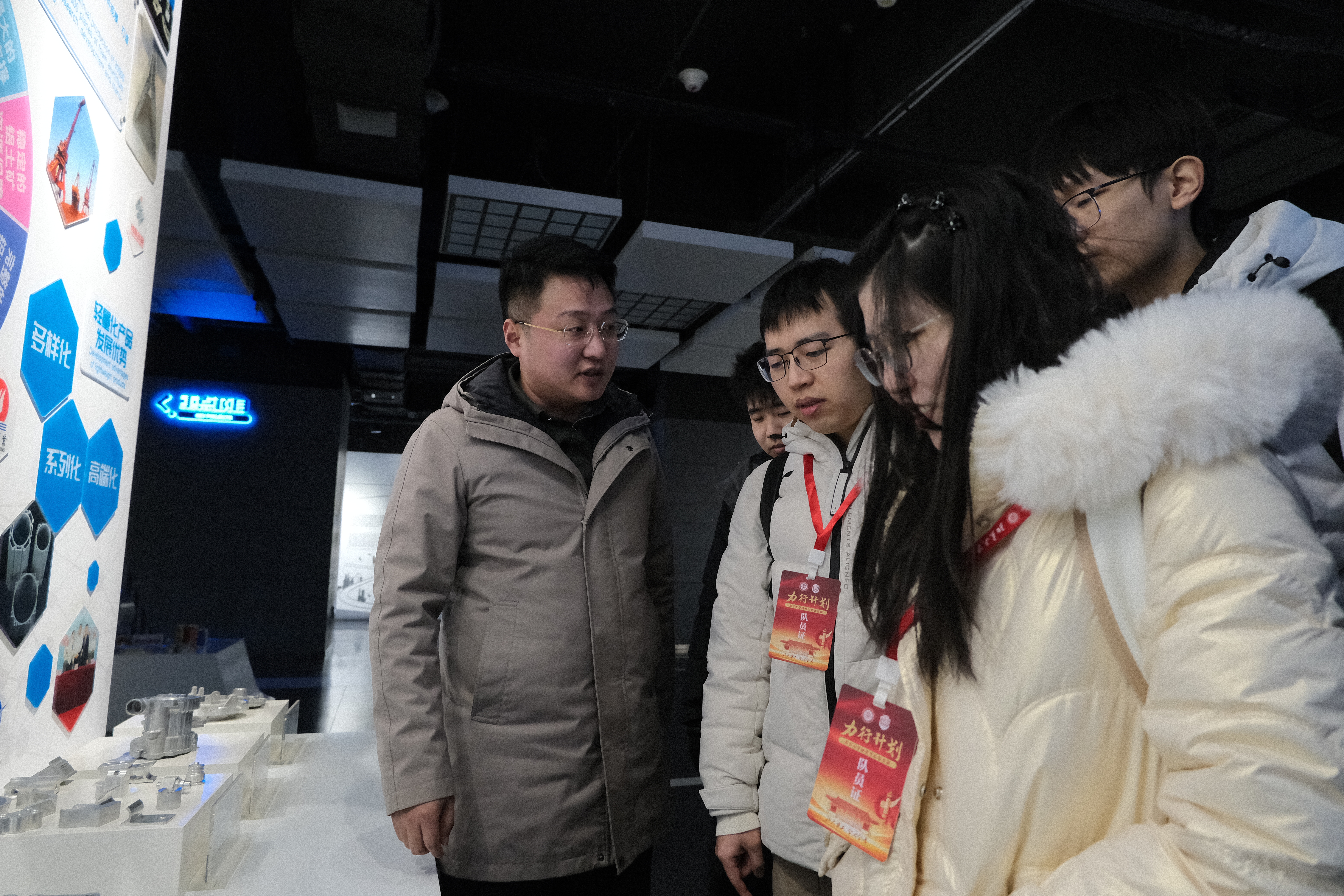 1+实践团在中国铝谷科技展览馆调研.JPG