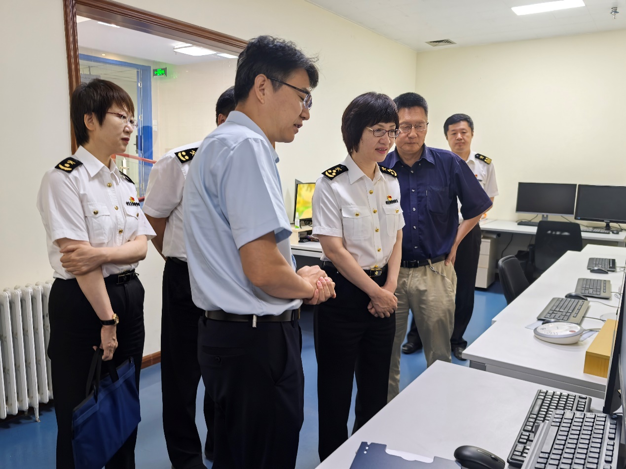 参观实验室.jpg