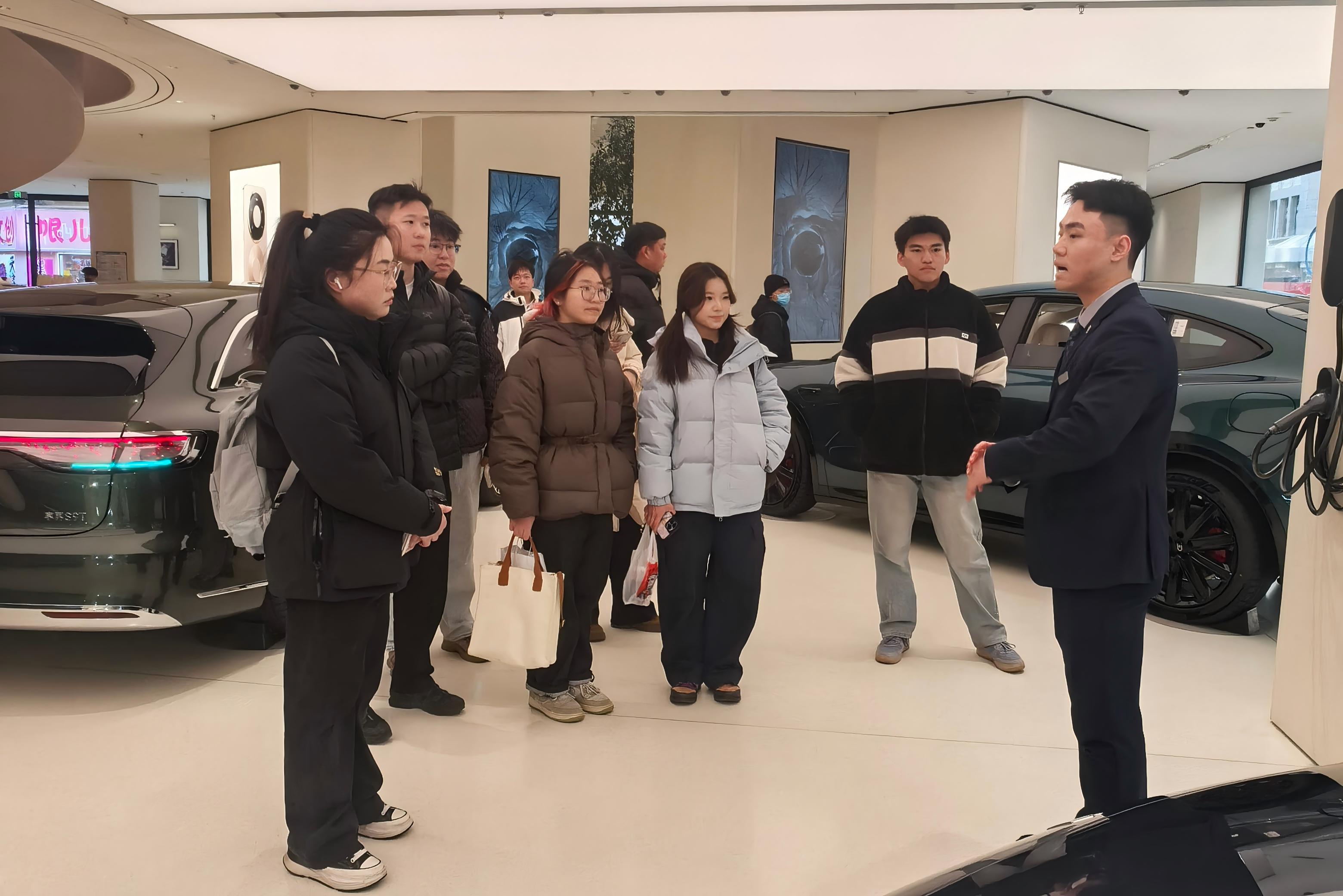 9.实践团成员参访华为旗舰店.jpg