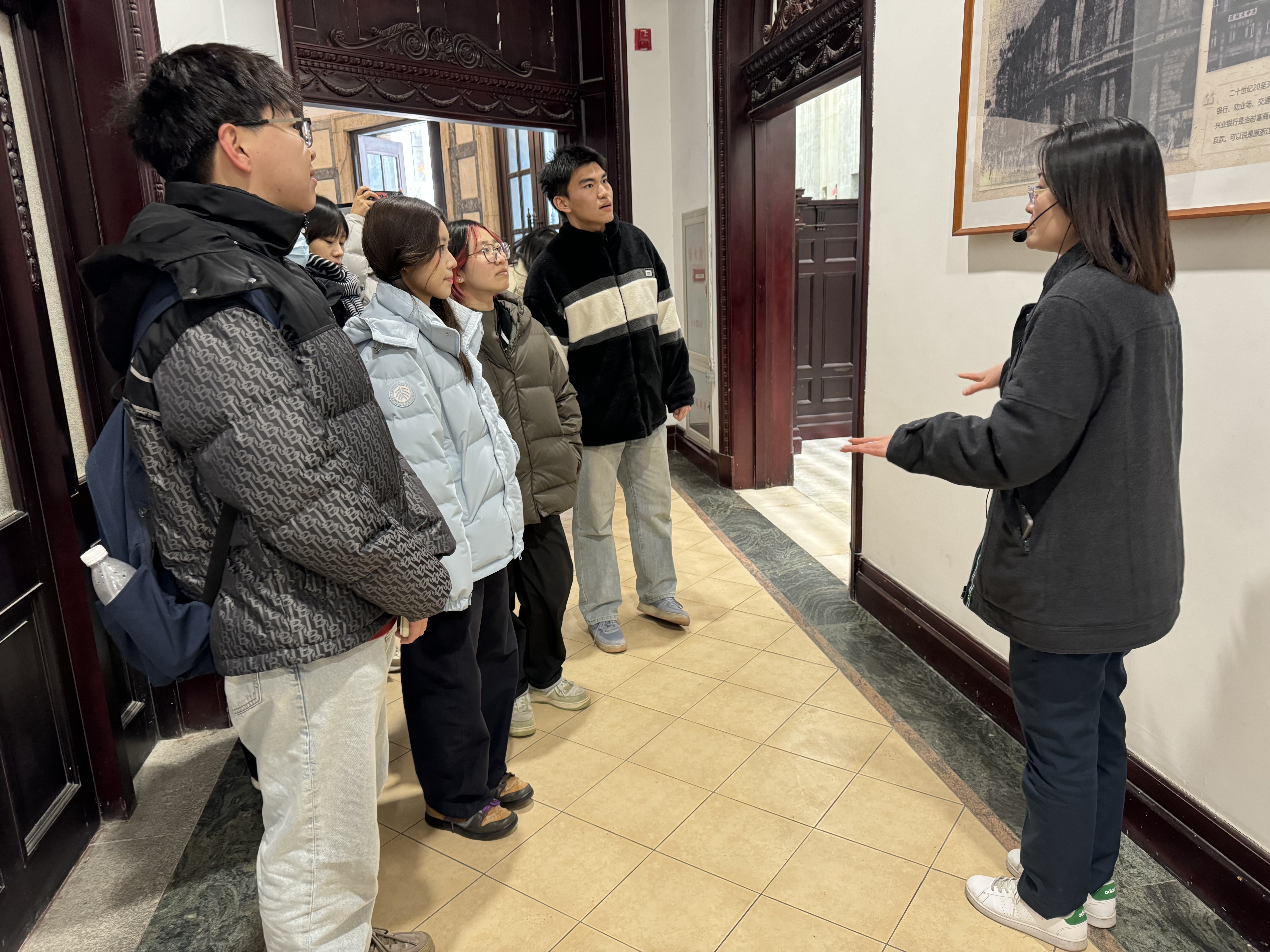 7.实践团成员在星巴克臻选店(原浙江兴业银行旧址)参观学习.jpg