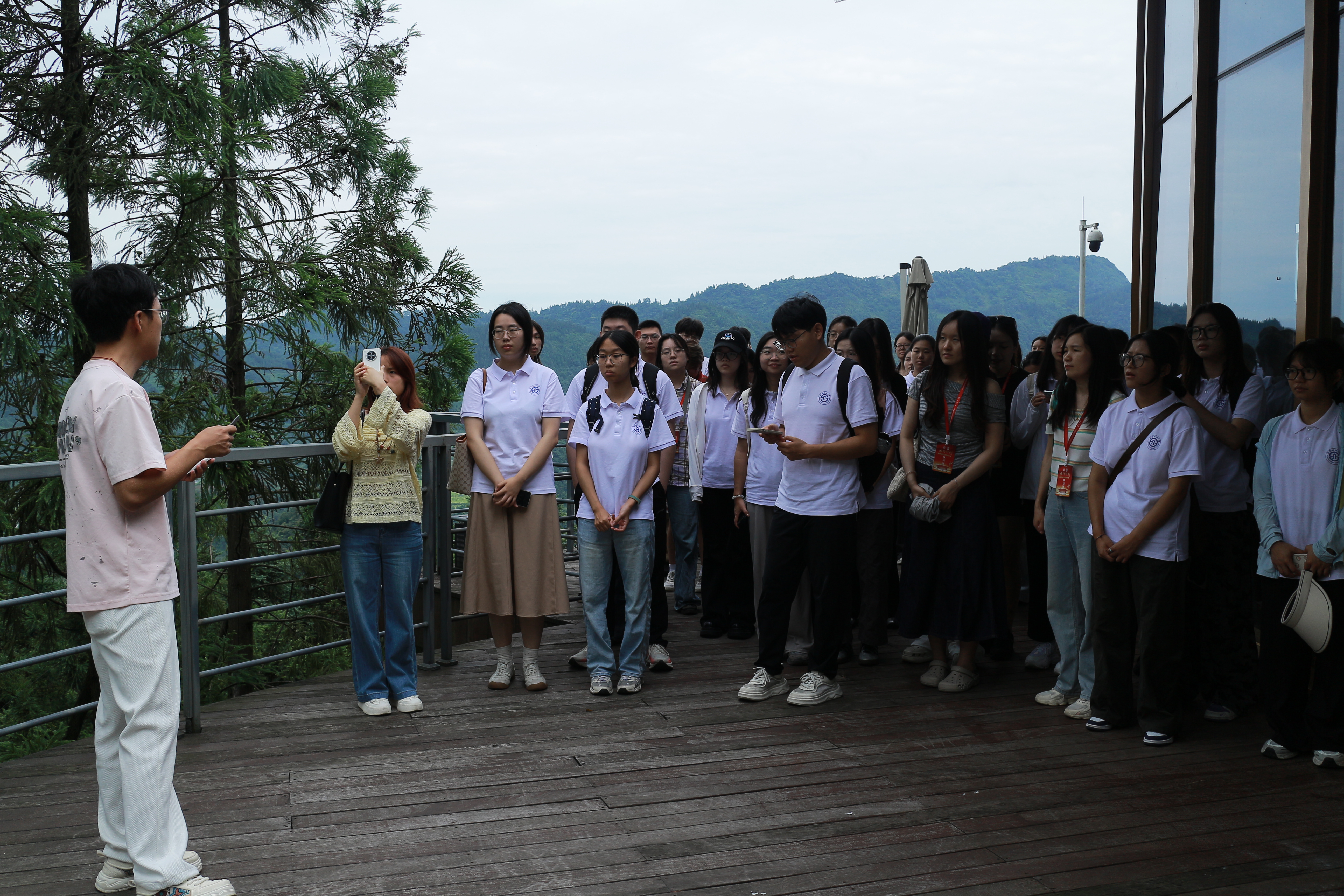 6-2026年北京大学“力行计划”四川宜宾筠连团聆听云上龙盘康养基地负责人讲解.jpg
