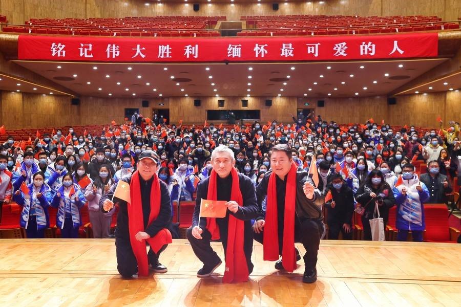 e90efc1d834942d9bdc55c547549a992.jpg 主创团队与现场师生合影.jpg